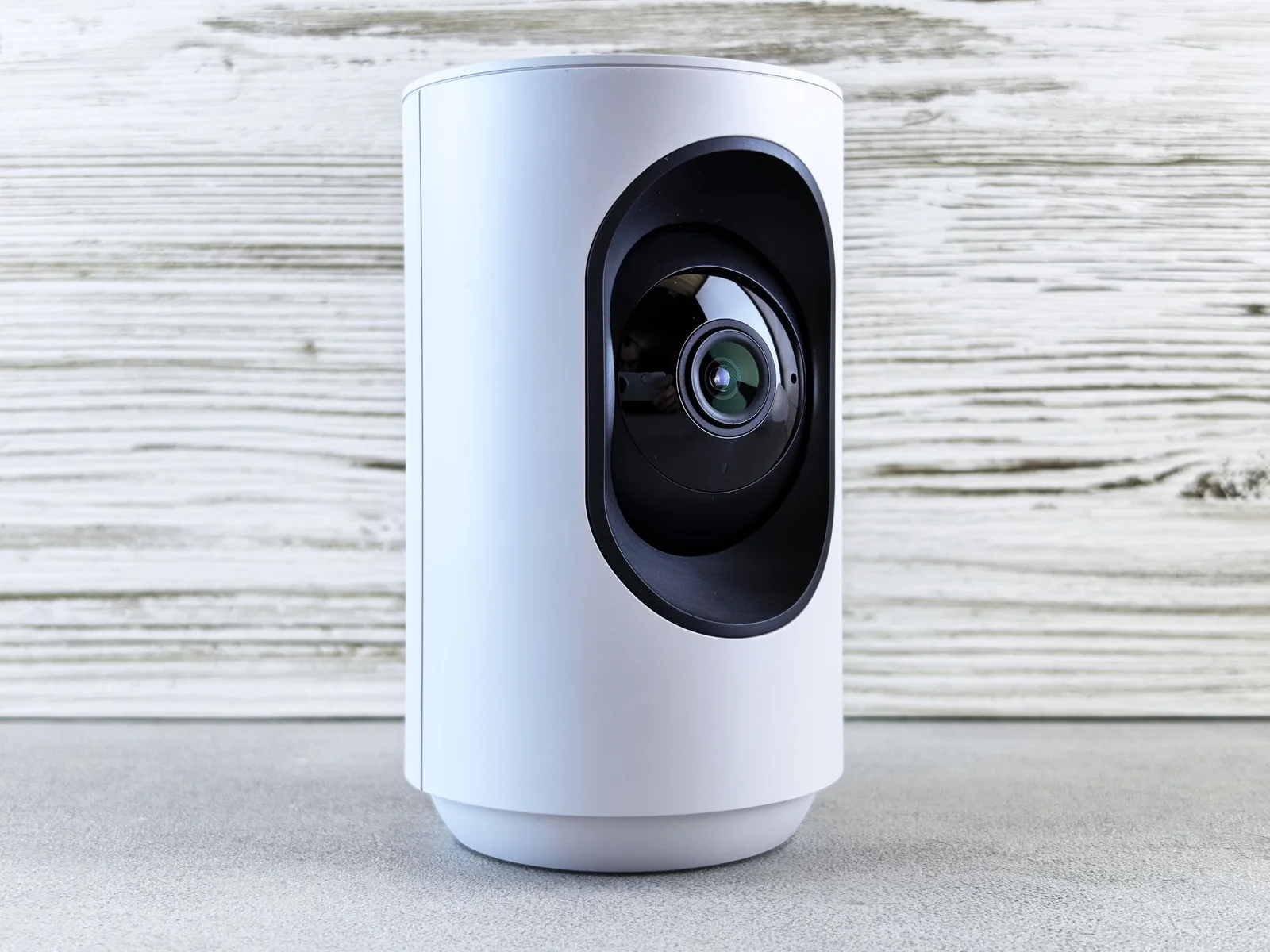 Petite caméra connectée avec détection comportementale intelligente installée à l'intérieur d'une maison moderne