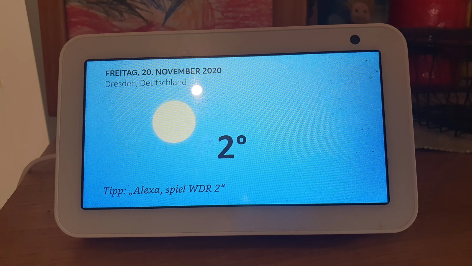 Écran connecté Amazon Echo Show affichant des informations, utilisé comme point de contrôle domotique