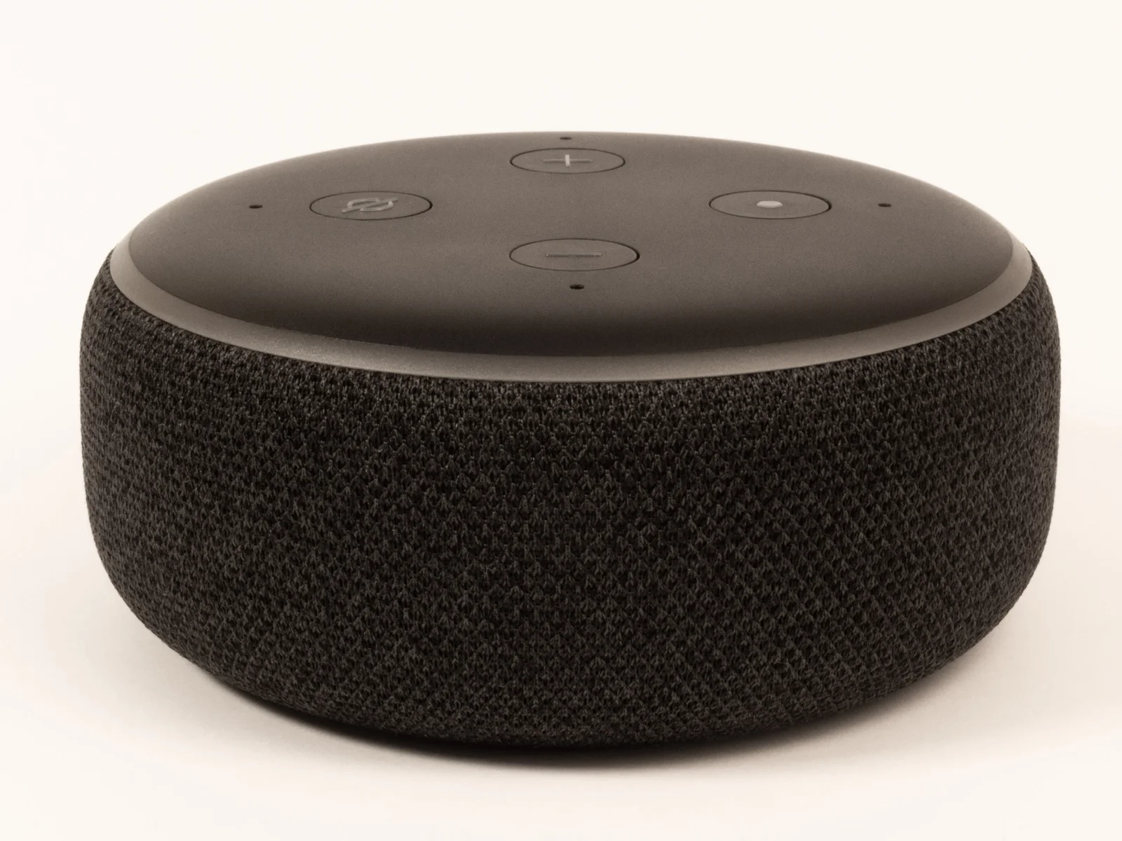 Enceinte Amazon Echo Dot posée dans un intérieur, utilisée comme point d'entrée vocal pour l'IA domotique