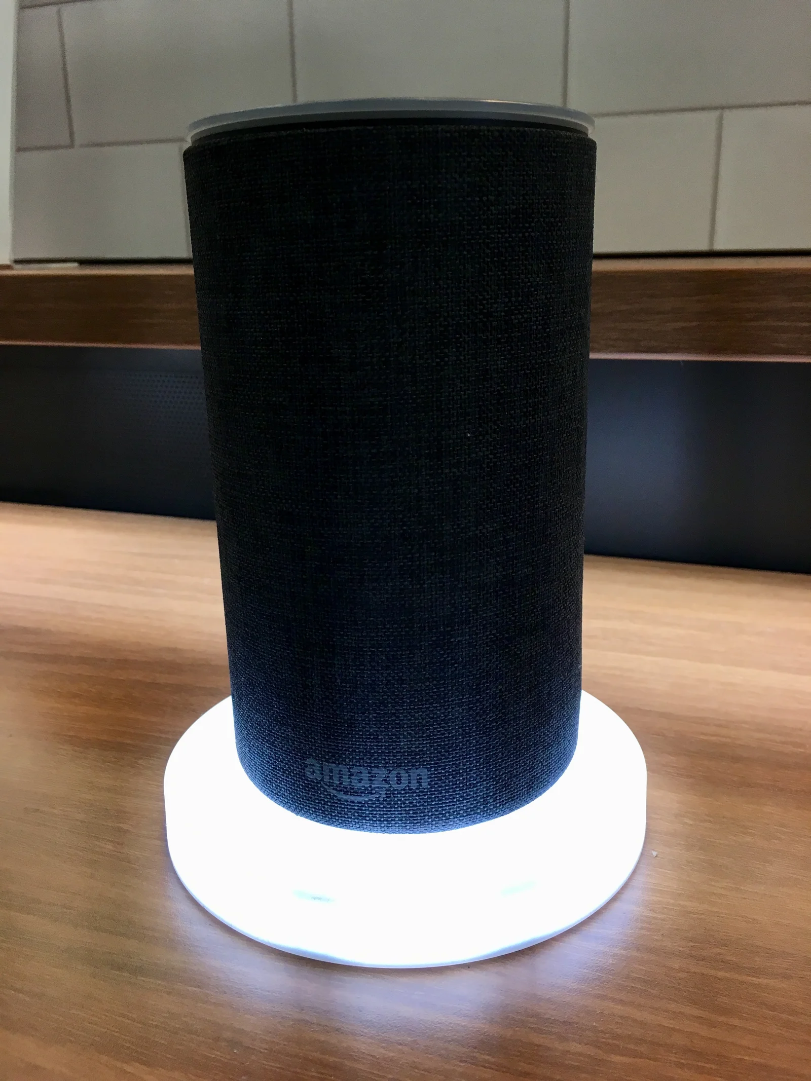 Enceinte Amazon Echo utilisée comme assistant vocal pour piloter l'automatisation de la maison