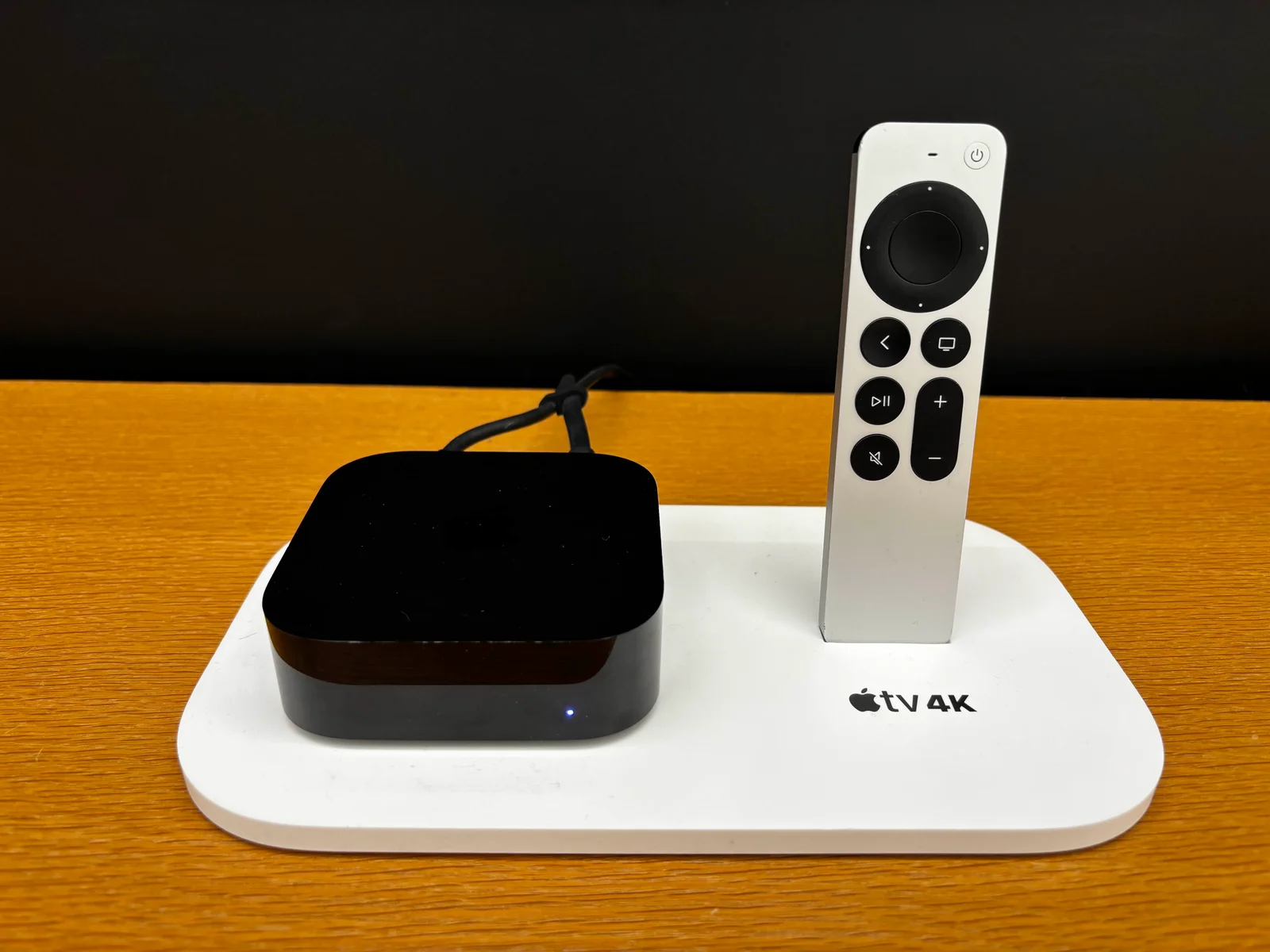 Apple TV 4K et sa télécommande Siri Remote, pouvant servir de hub domestique HomeKit
