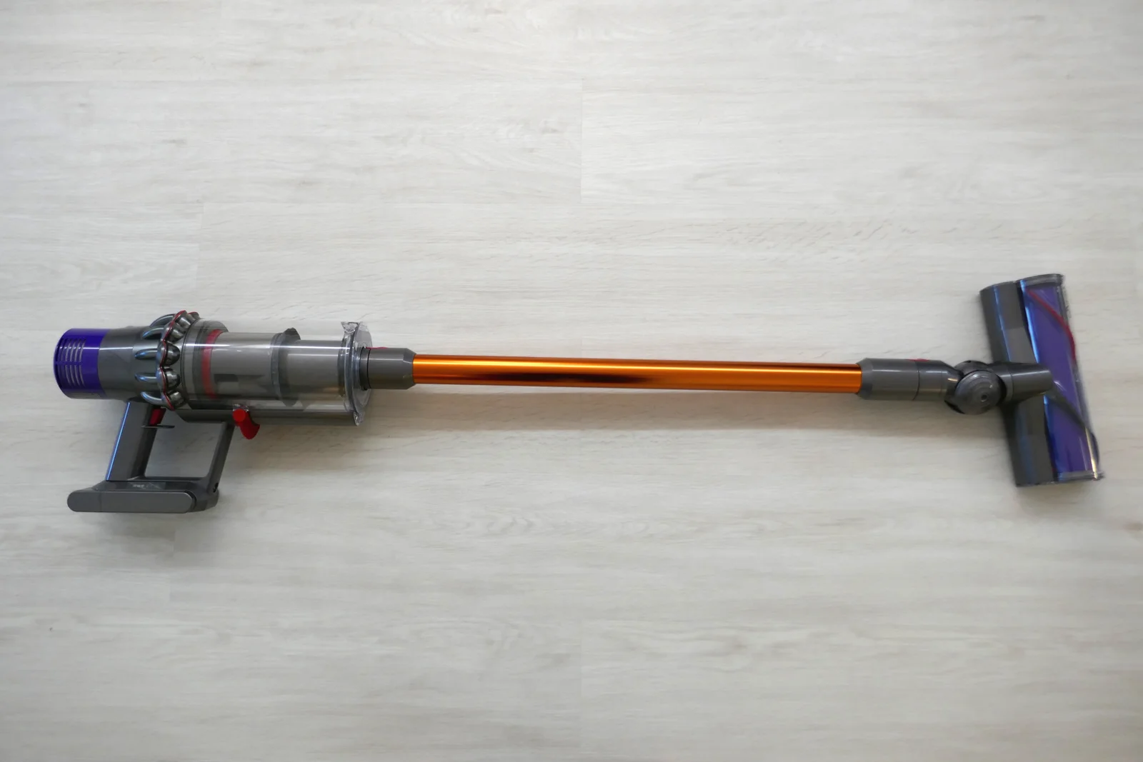 Aspirateur balai connecté sans fil vertical dans un intérieur moderne