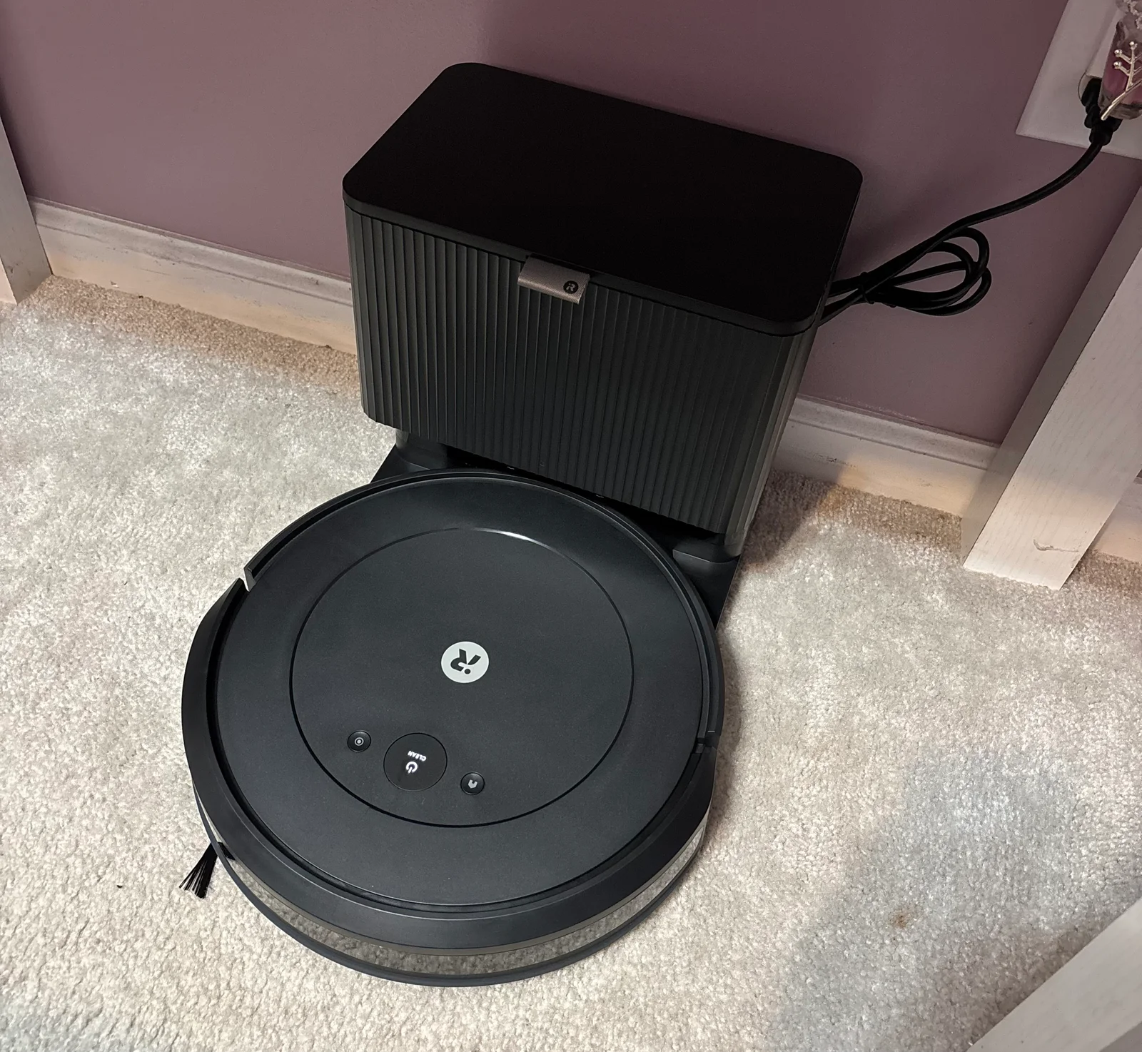 Robot Roomba Combo 2 Essential sur sa station de charge — vue de face
