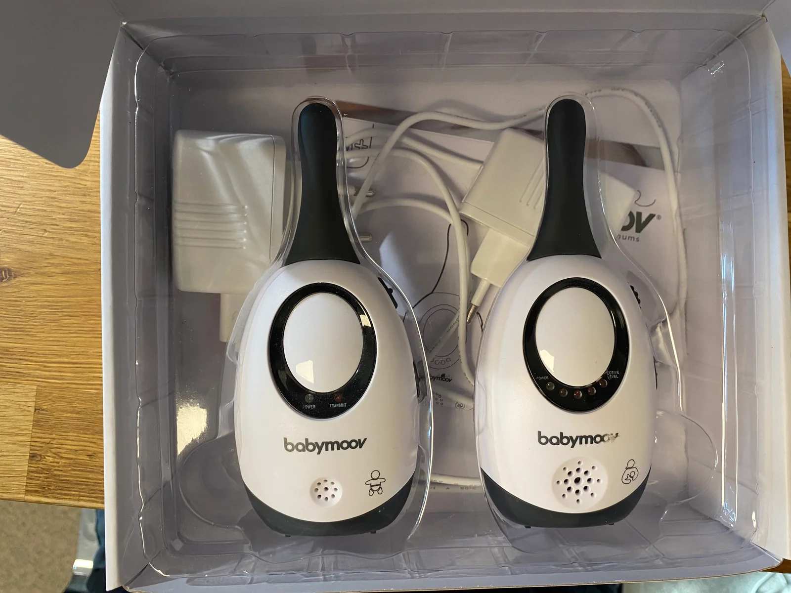 Babyphone Babymoov posé sur un meuble, moniteur parental à côté