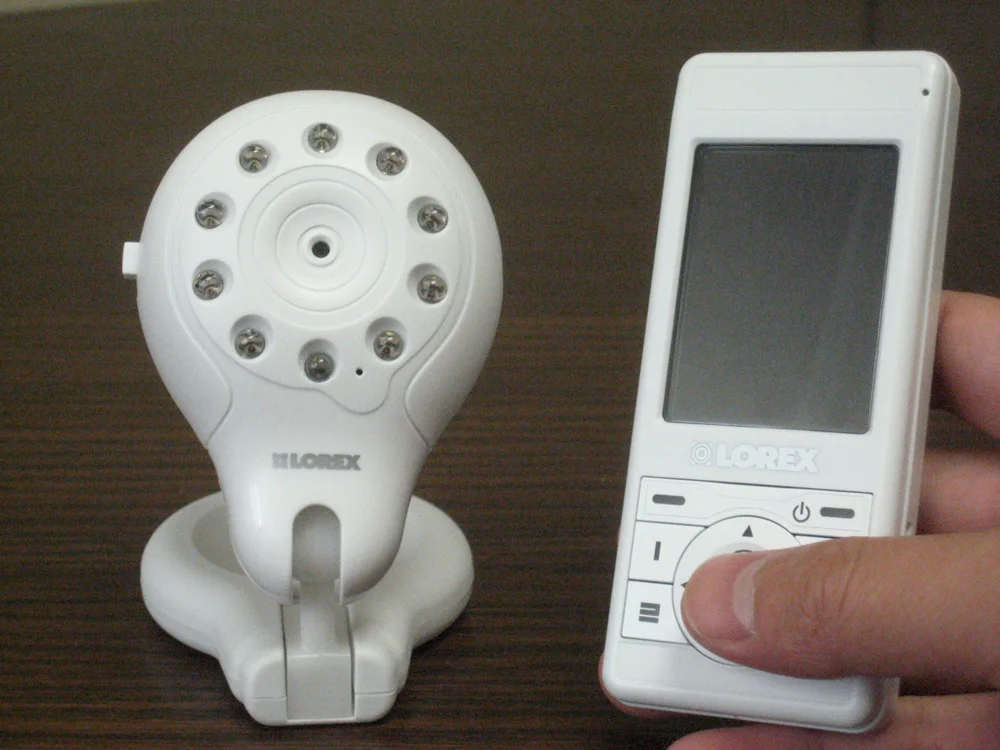 Caméra de babyphone numérique sans fil positionnée dans une chambre de bébé