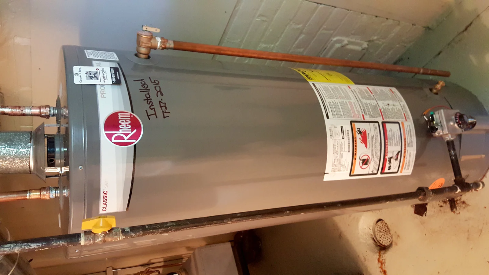 Ballon d'eau chaude fraîchement installé dans une pièce technique