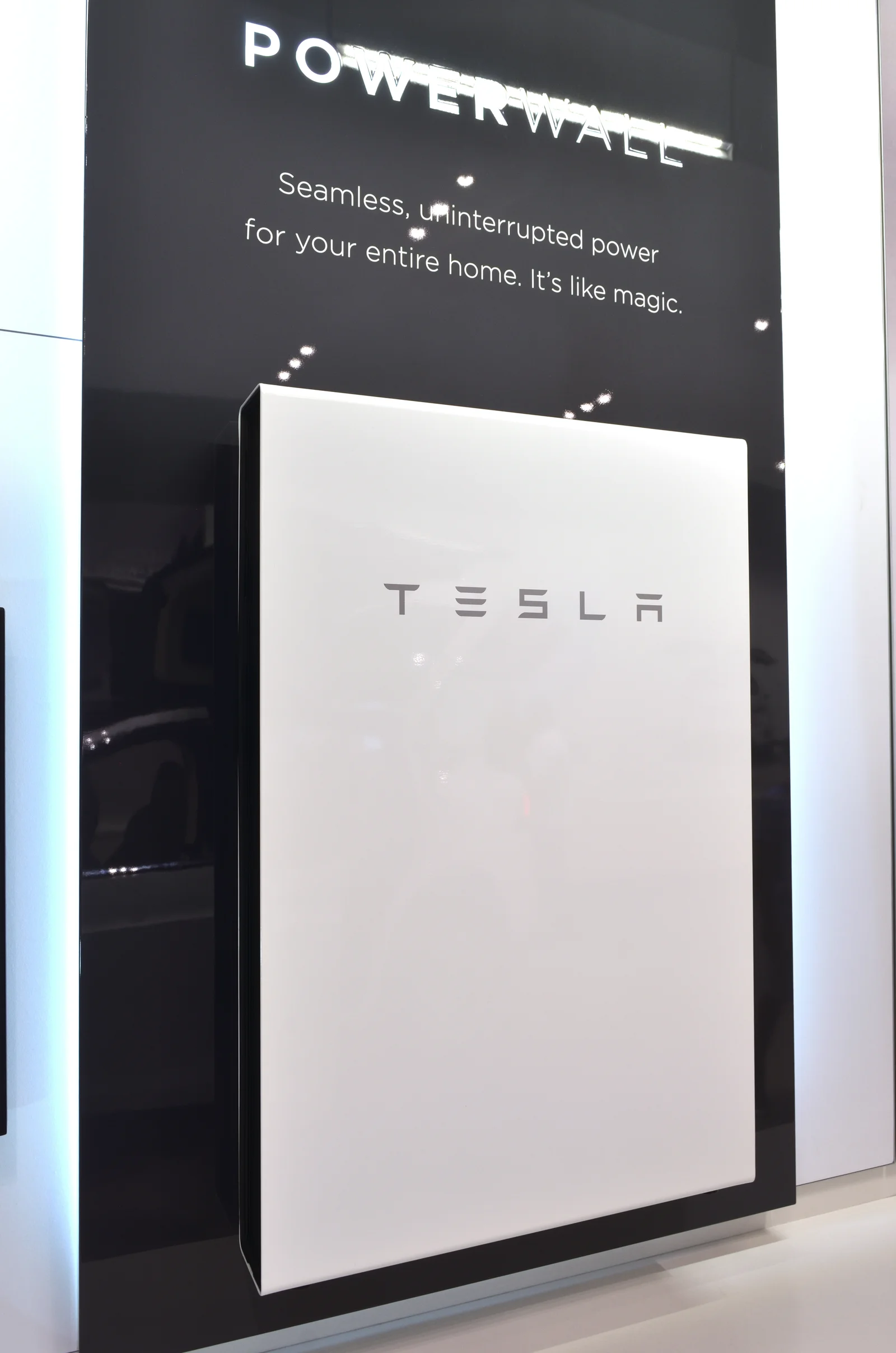 Batterie domestique Tesla Powerwall en gros plan montrant les connectiques et le boîtier