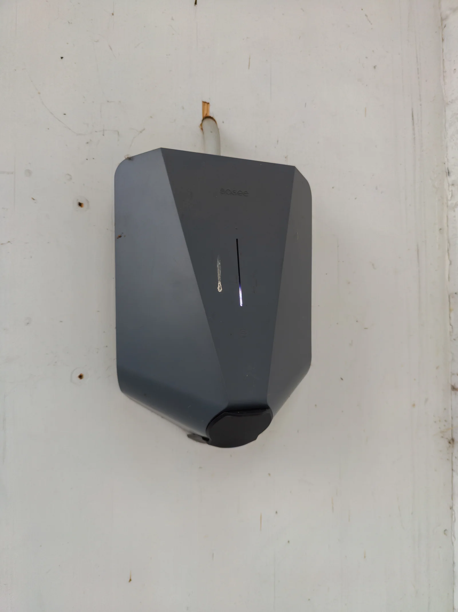 Borne de recharge Easee wallbox installée sur un mur extérieur résidentiel — alimentation voiture électrique
