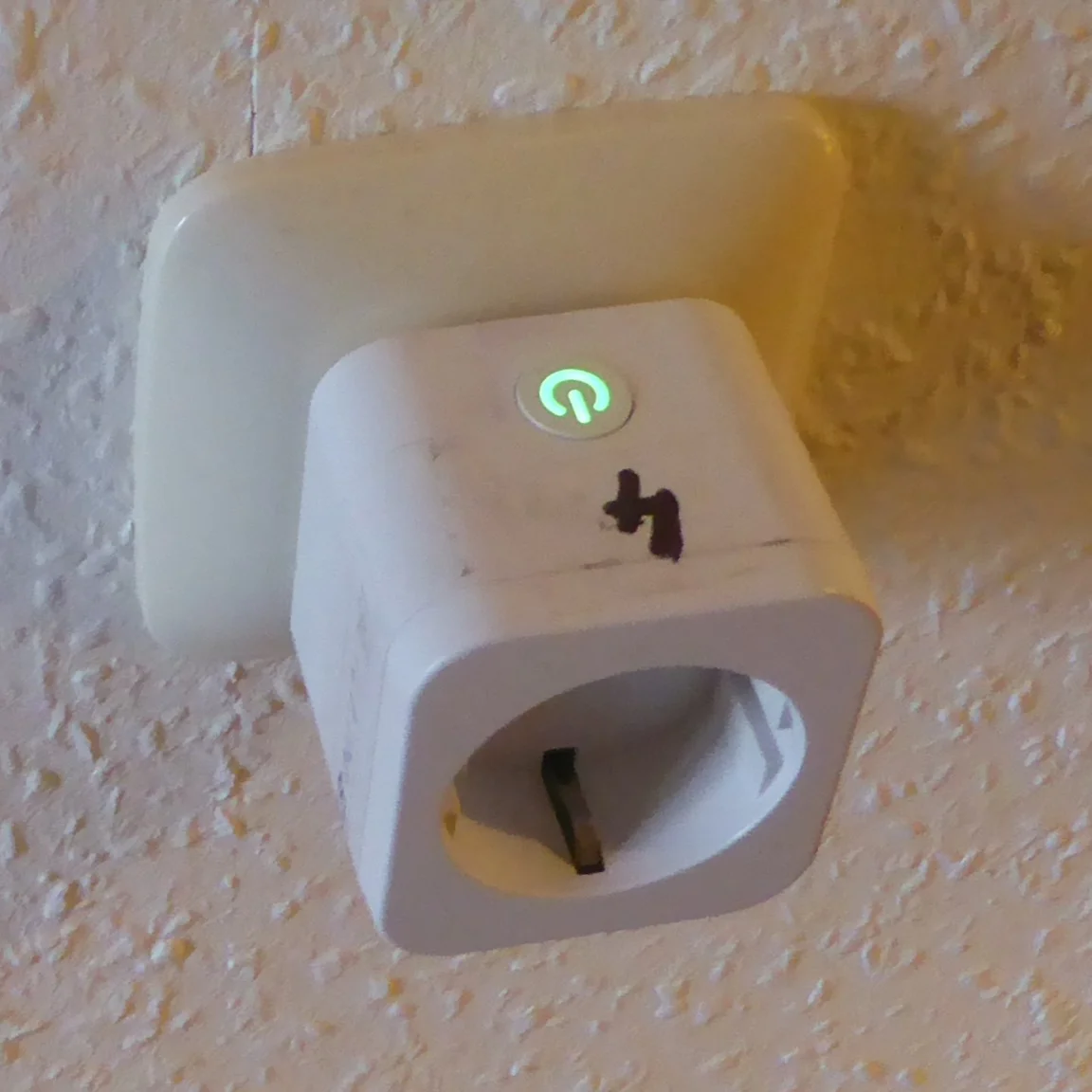 Prise connectée Wi-Fi branchée dans une prise murale pour piloter un appareil électrique