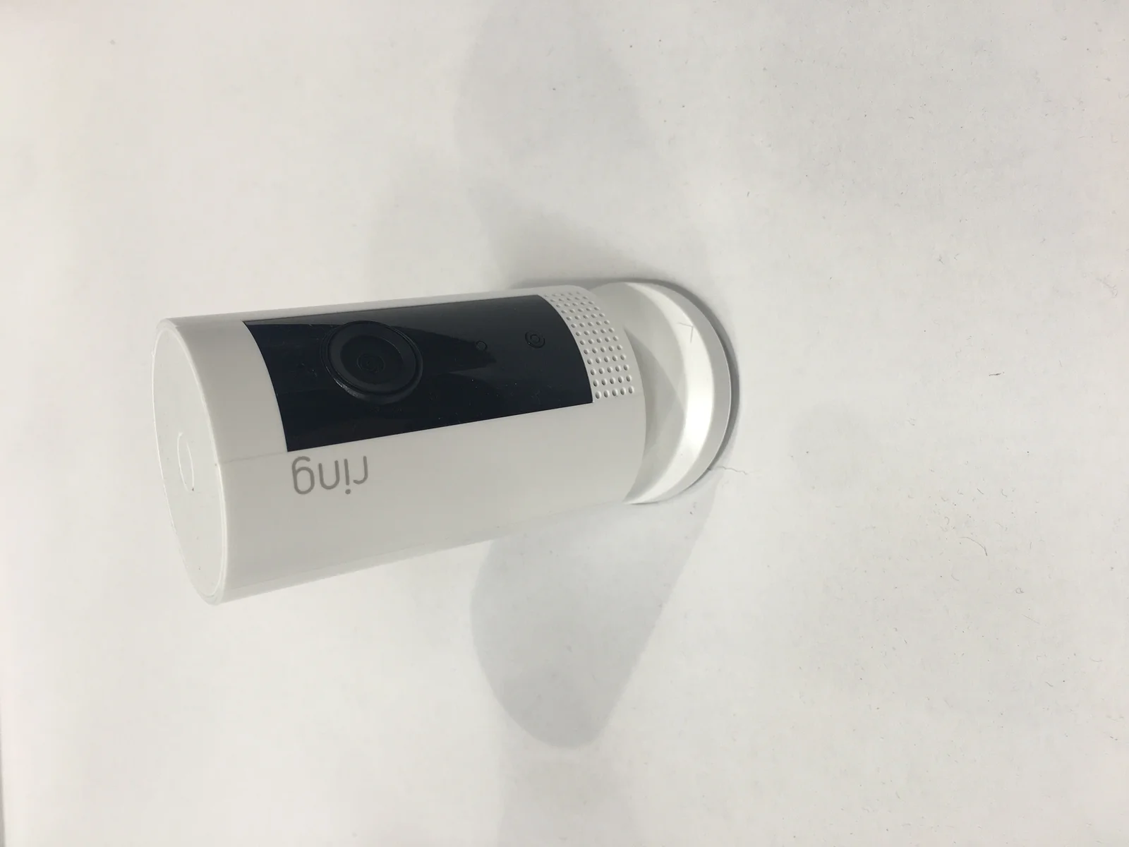 Caméra intérieure connectée Ring posée sur un meuble, exemple de cadeau connecté pour la sécurité et la tranquillité d'esprit