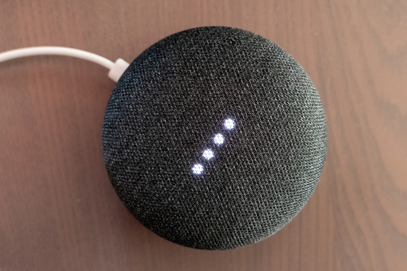 Enceinte connectée Google Home Mini posée sur une surface claire, cadeau connecté polyvalent pour toute la maison