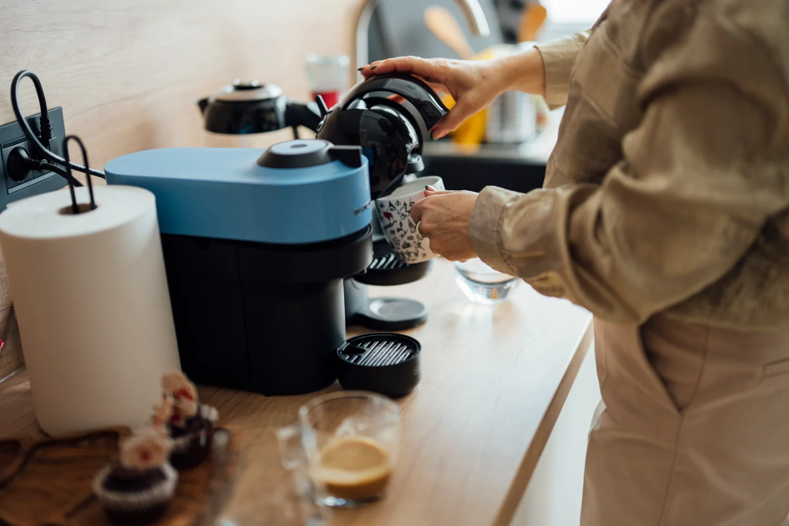 Préparation de café avec une machine connectée dans une cuisine moderne