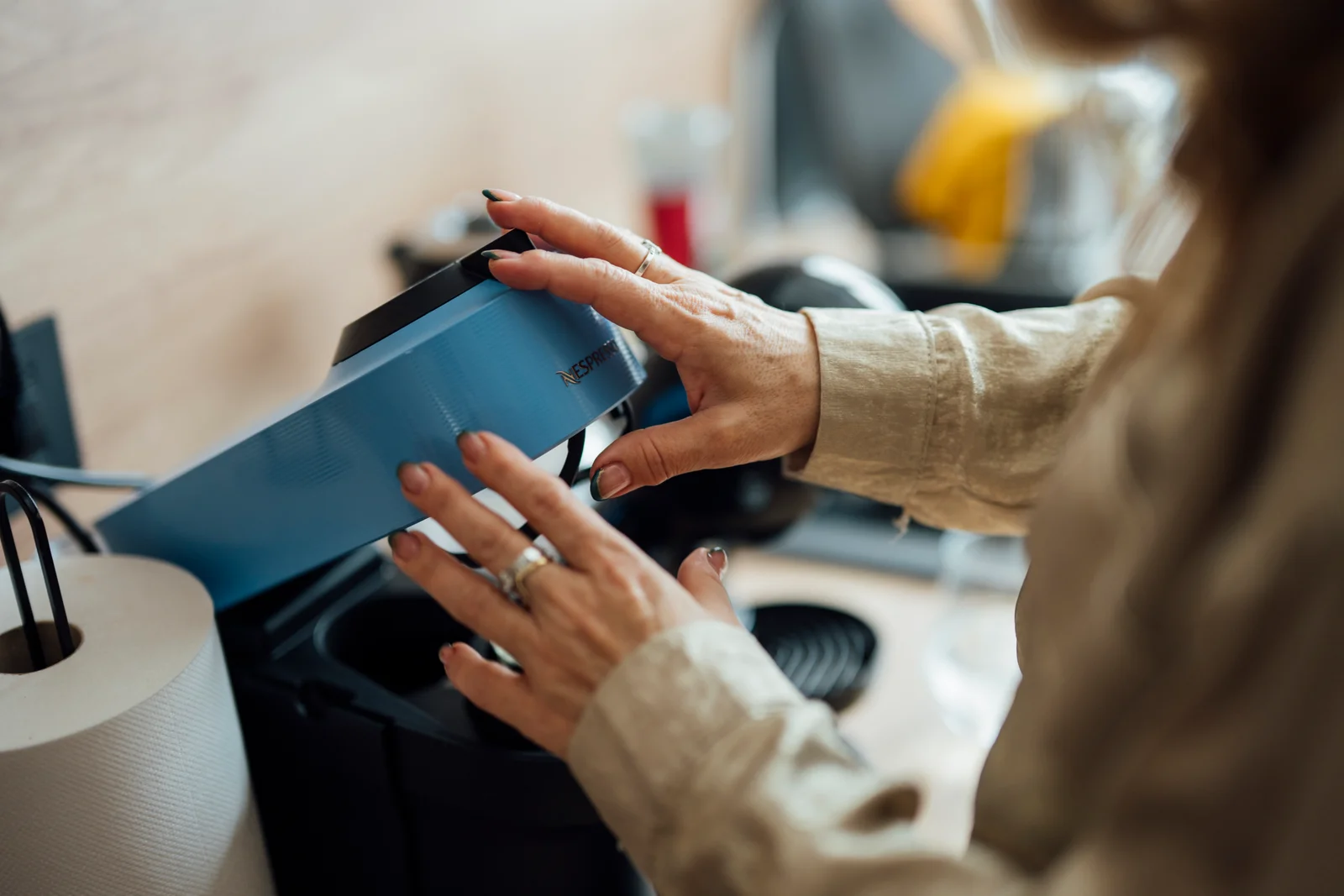 Utilisation quotidienne d'une cafetière connectée dans une cuisine familiale