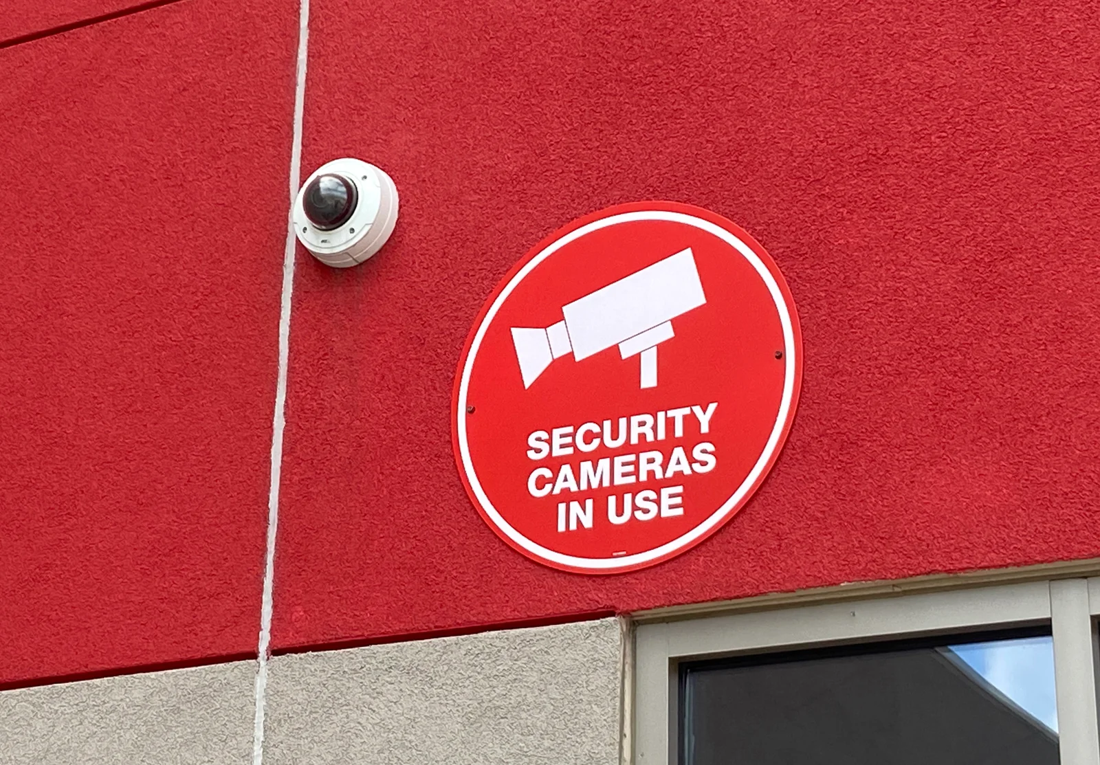 Caméra de surveillance dôme extérieure connectée sur bâtiment
