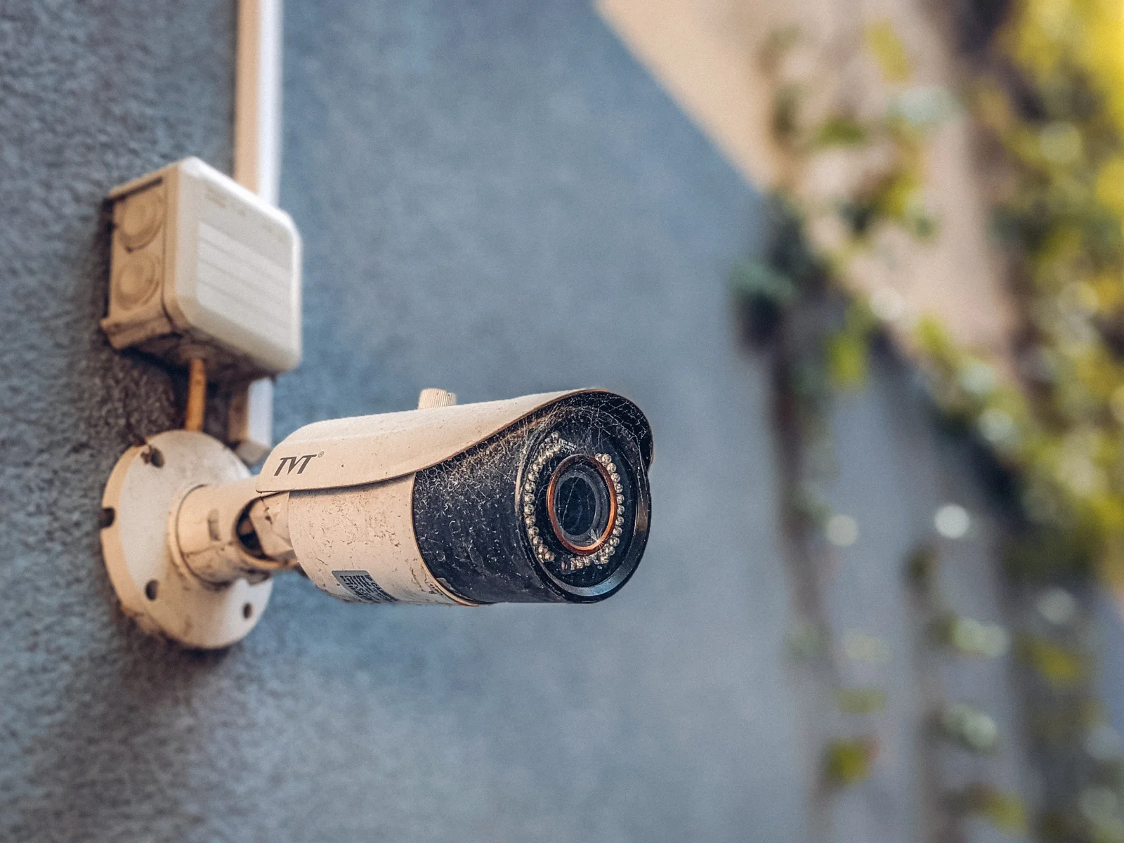 Caméra de surveillance IP filaire montée sur mur de bâtiment en extérieur