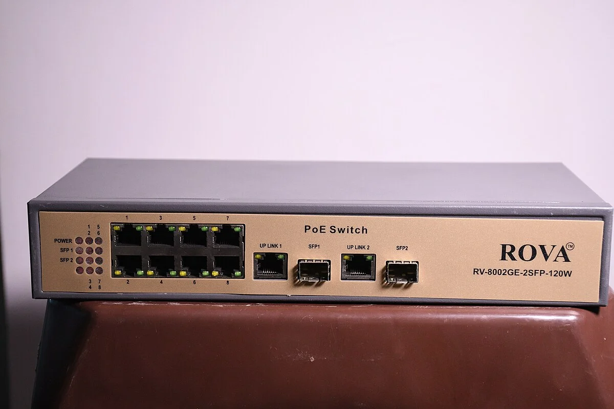 Switch PoE 8 ports pour alimentation et connexion réseau de caméras de surveillance filaires