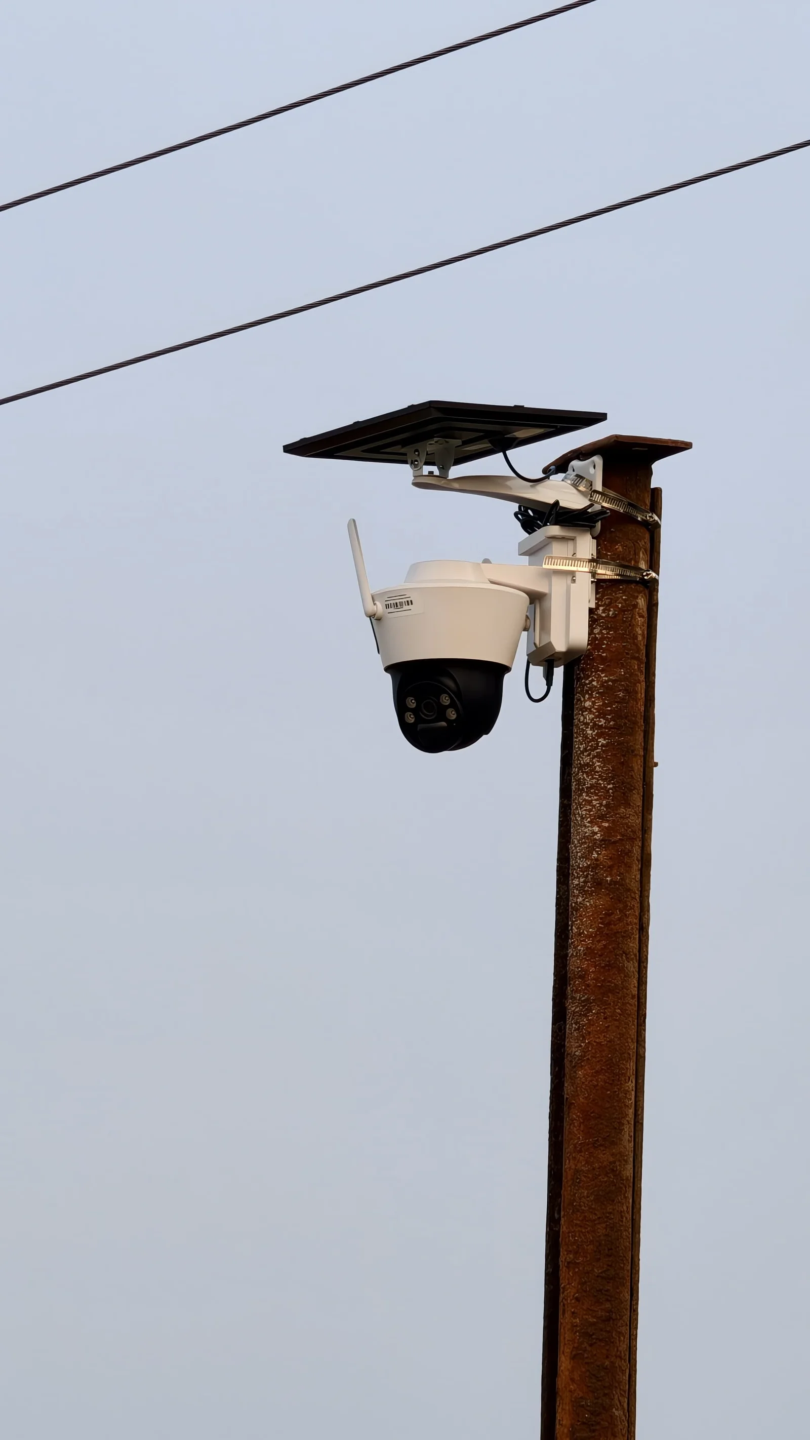 Caméra PTZ solaire 4G installée sur poteau pour surveillance extérieure sans câble