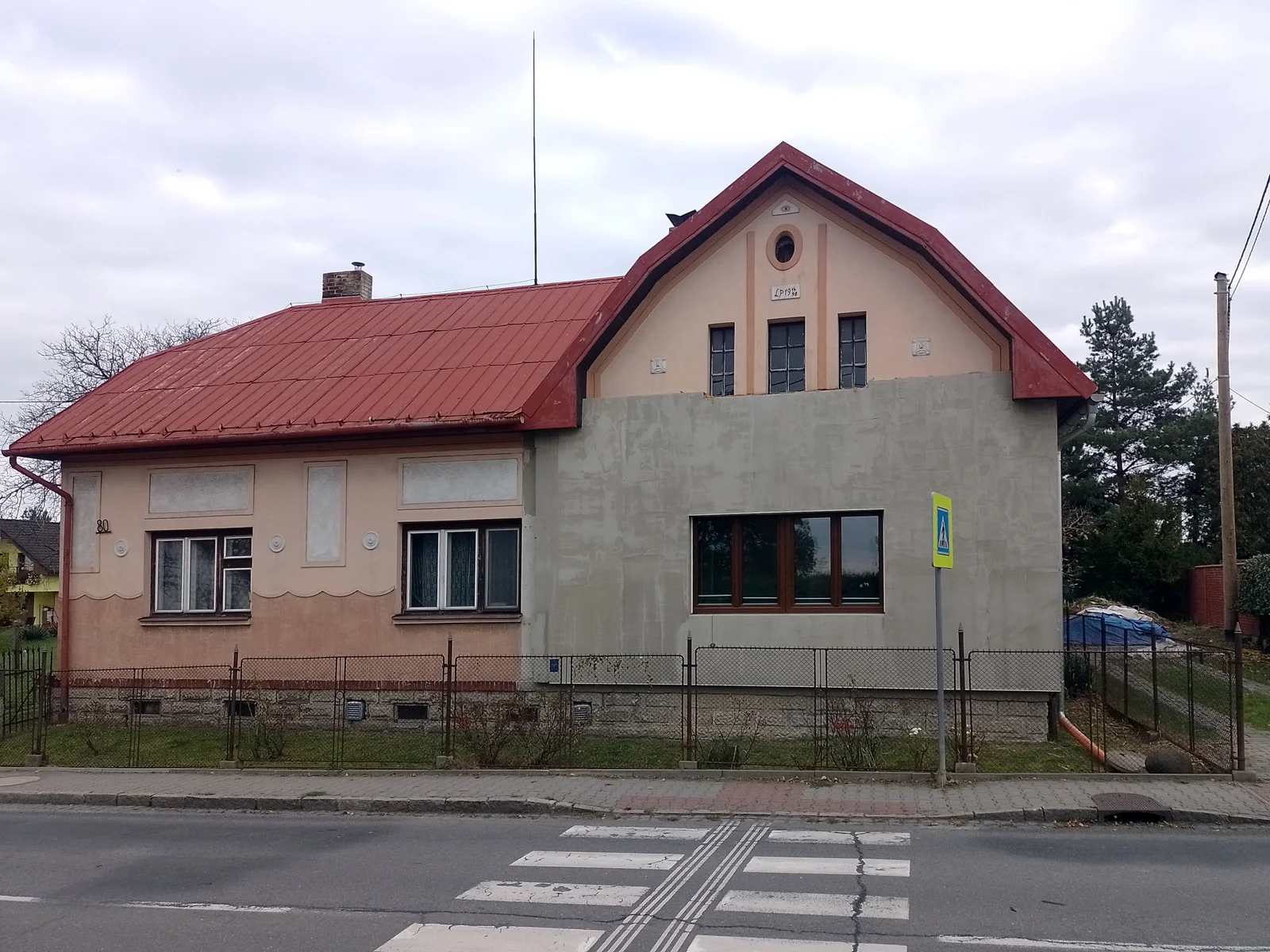 Façade d'une maison en cours de travaux d'isolation thermique extérieure