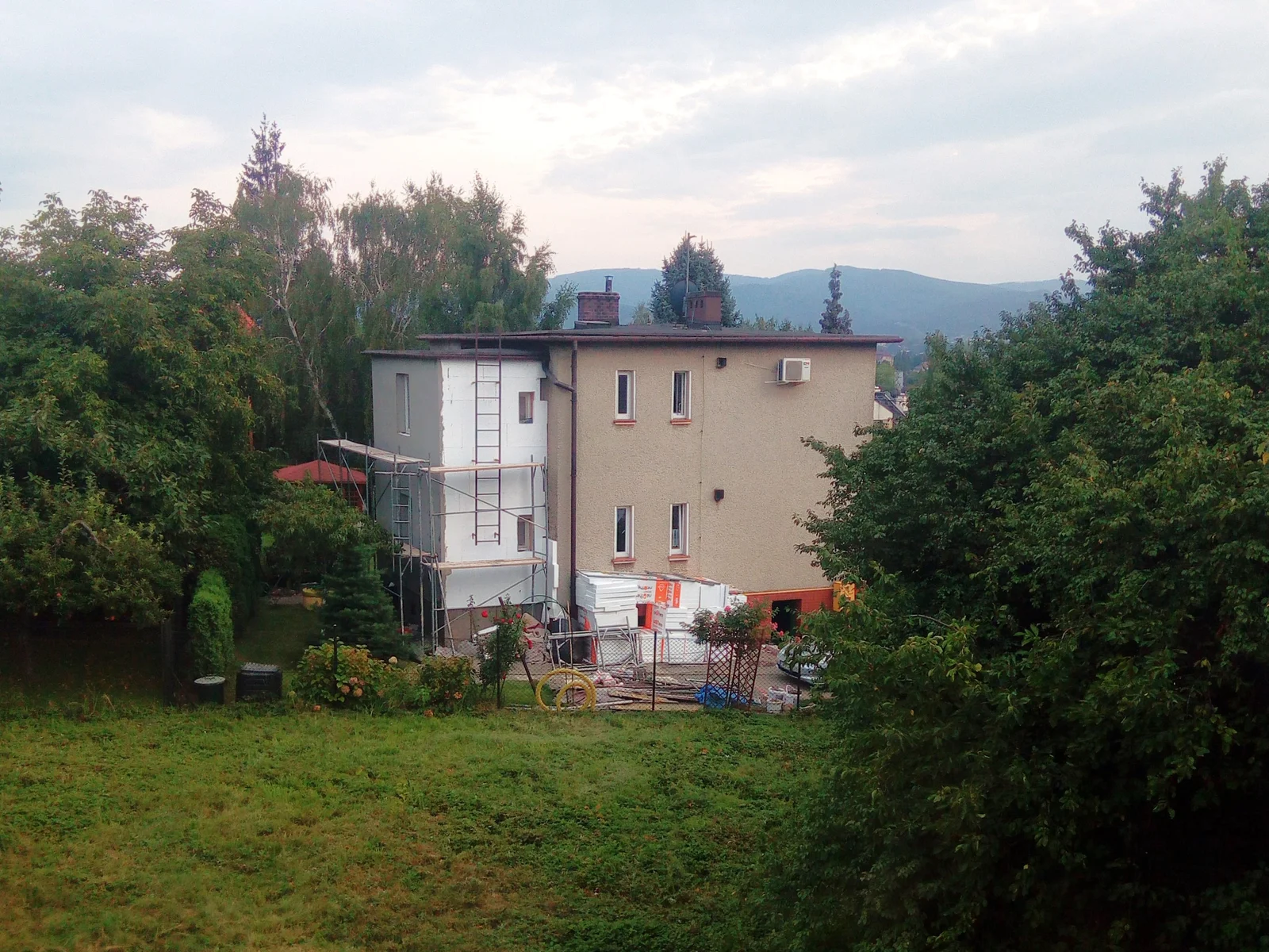 Façade d'une maison individuelle en cours d'isolation par polystyrène expansé