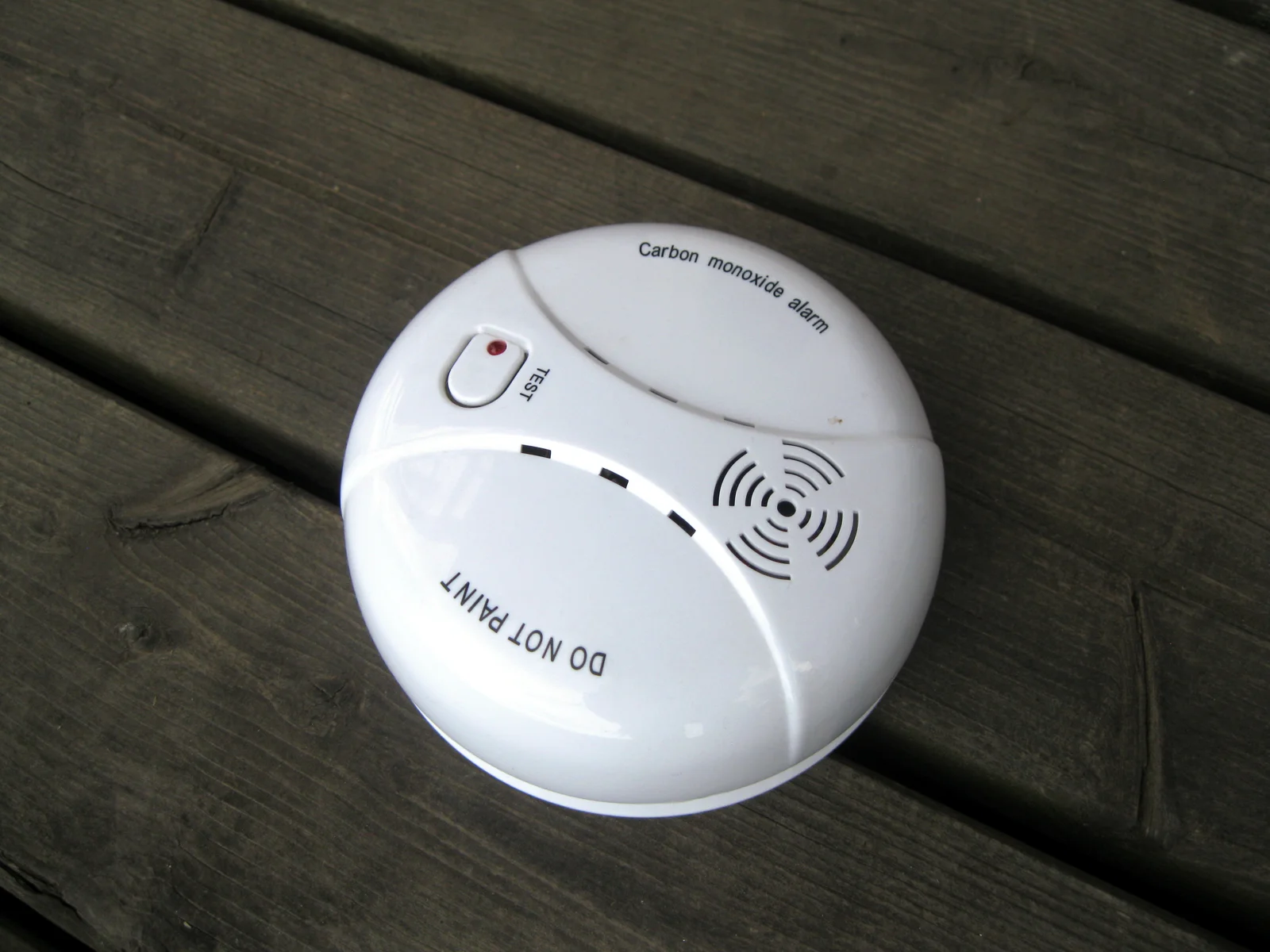 Détecteur de gaz connecté fixé au mur d'une cuisine moderne