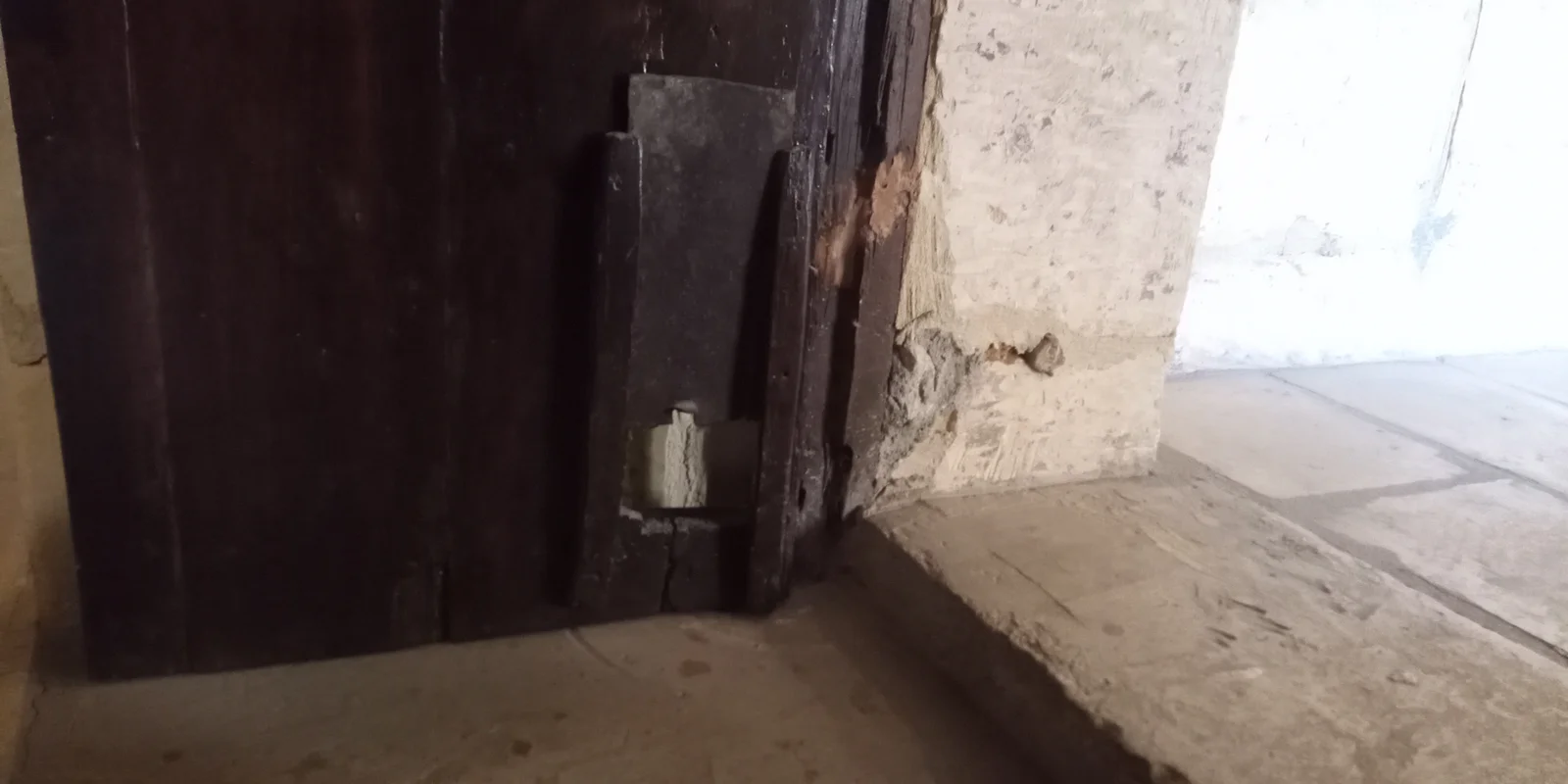 Chatière installée entre deux pièces d'une maison, vue de face