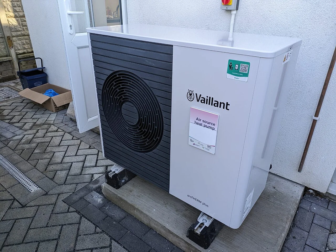 Pompe à chaleur aérothermique Vaillant aroTherm Plus installée sur façade de maison résidentielle