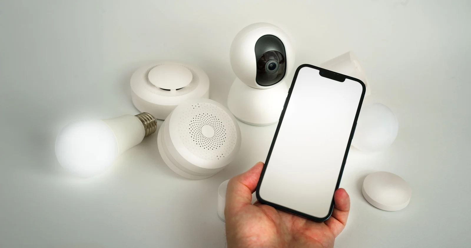 Écosystèmes domotique 2026 : Apple, Google, Amazon ou HA ?