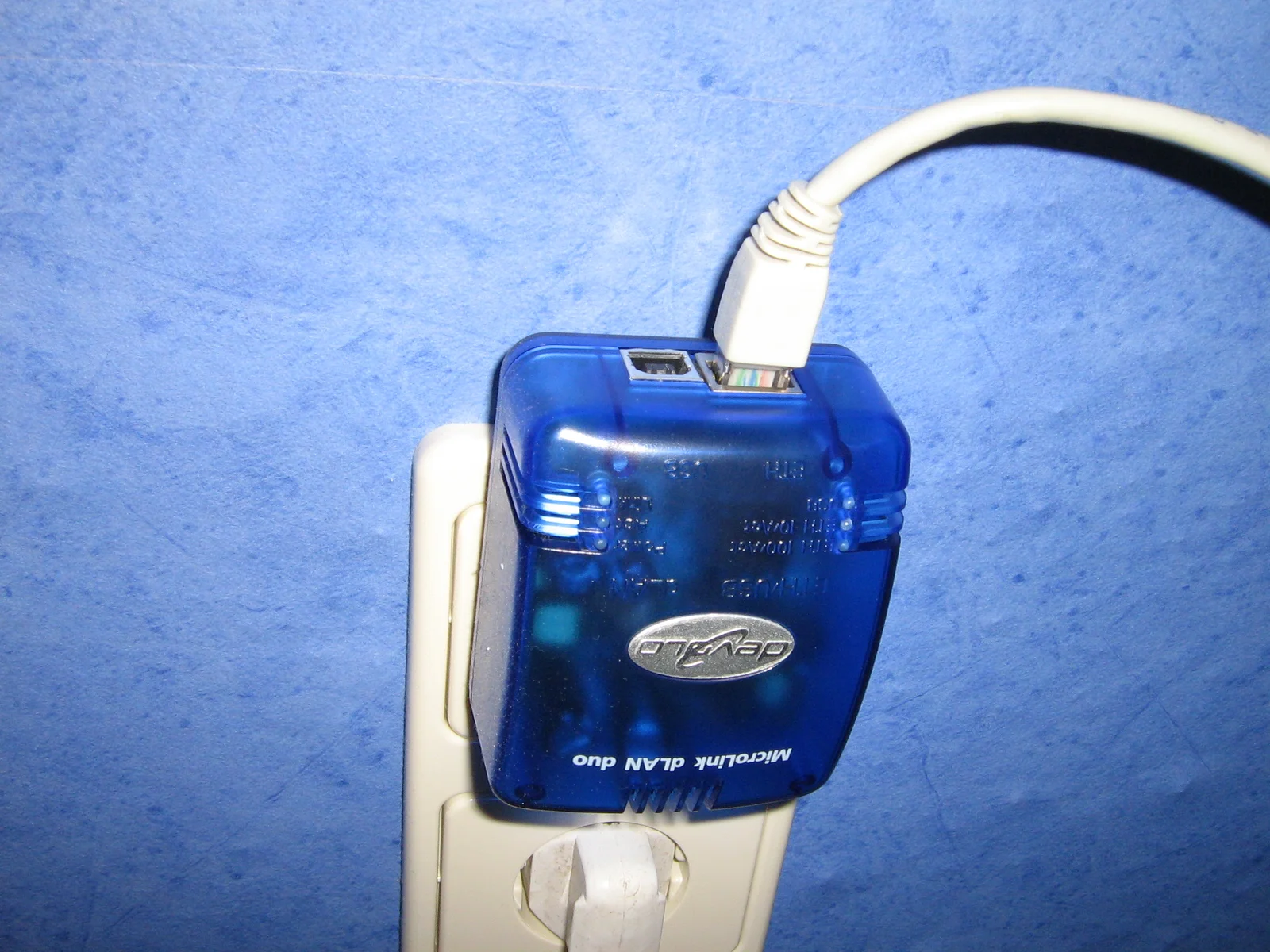Adaptateur CPL Devolo dLAN branché pour relier une box domotique via le réseau électrique