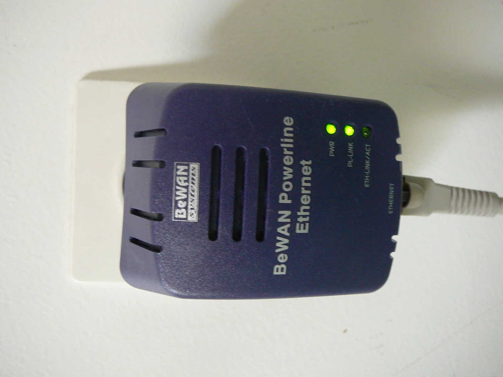 Adaptateur CPL Bewan branché sur une prise électrique pour installer un réseau domotique stable