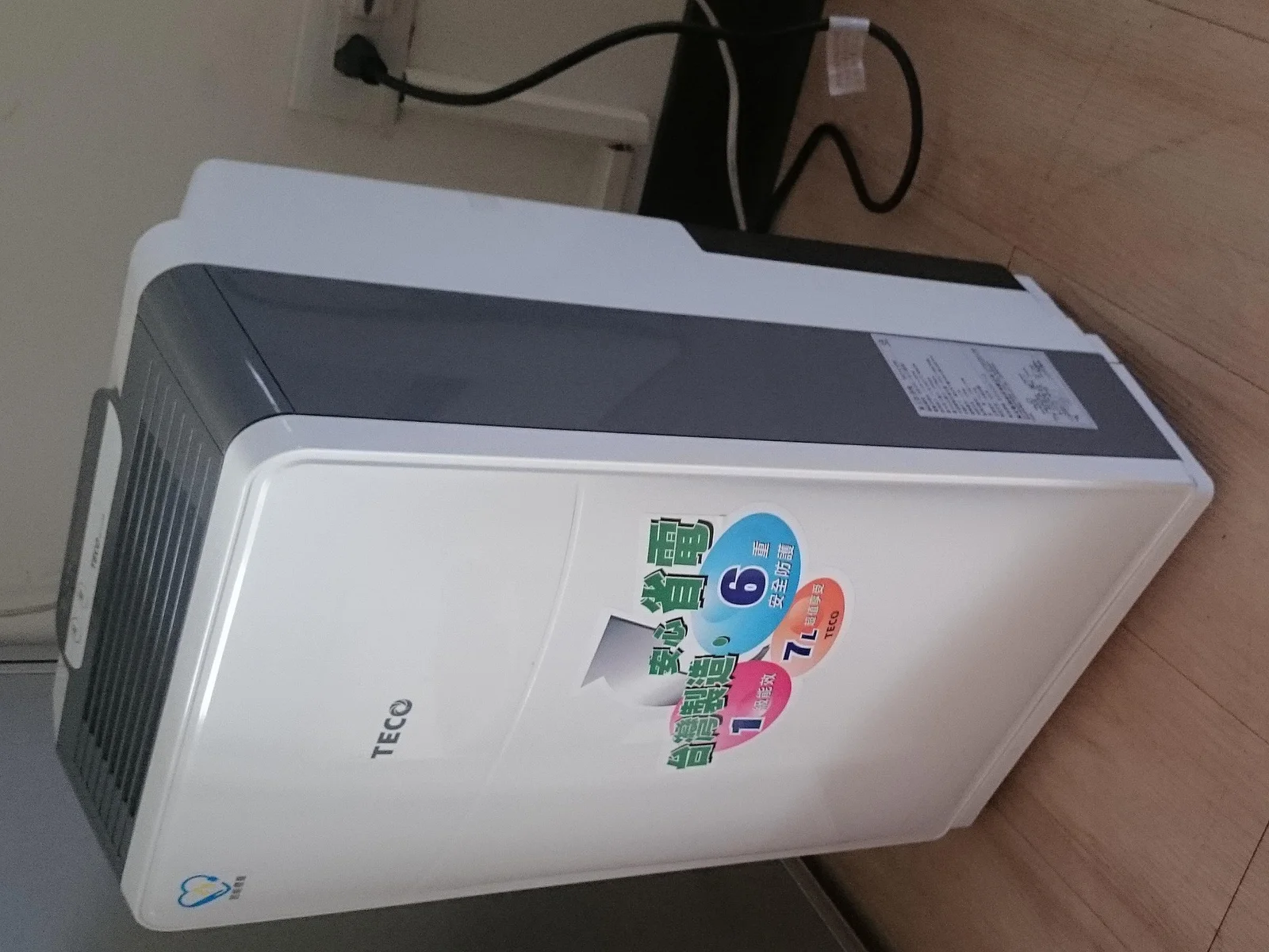Déshumidificateur connecté compact installé dans une chambre pour réguler l'humidité