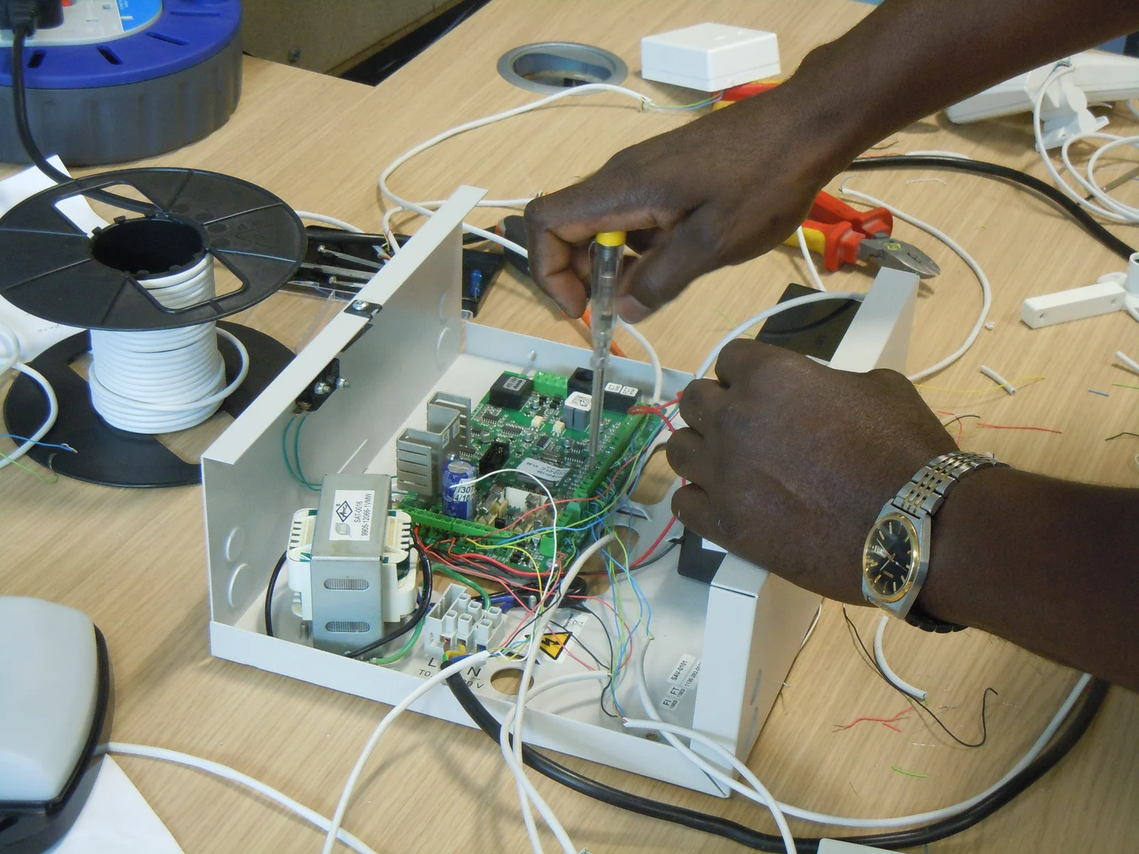 Formation à l'installation d'un système d'alarme domestique par un technicien