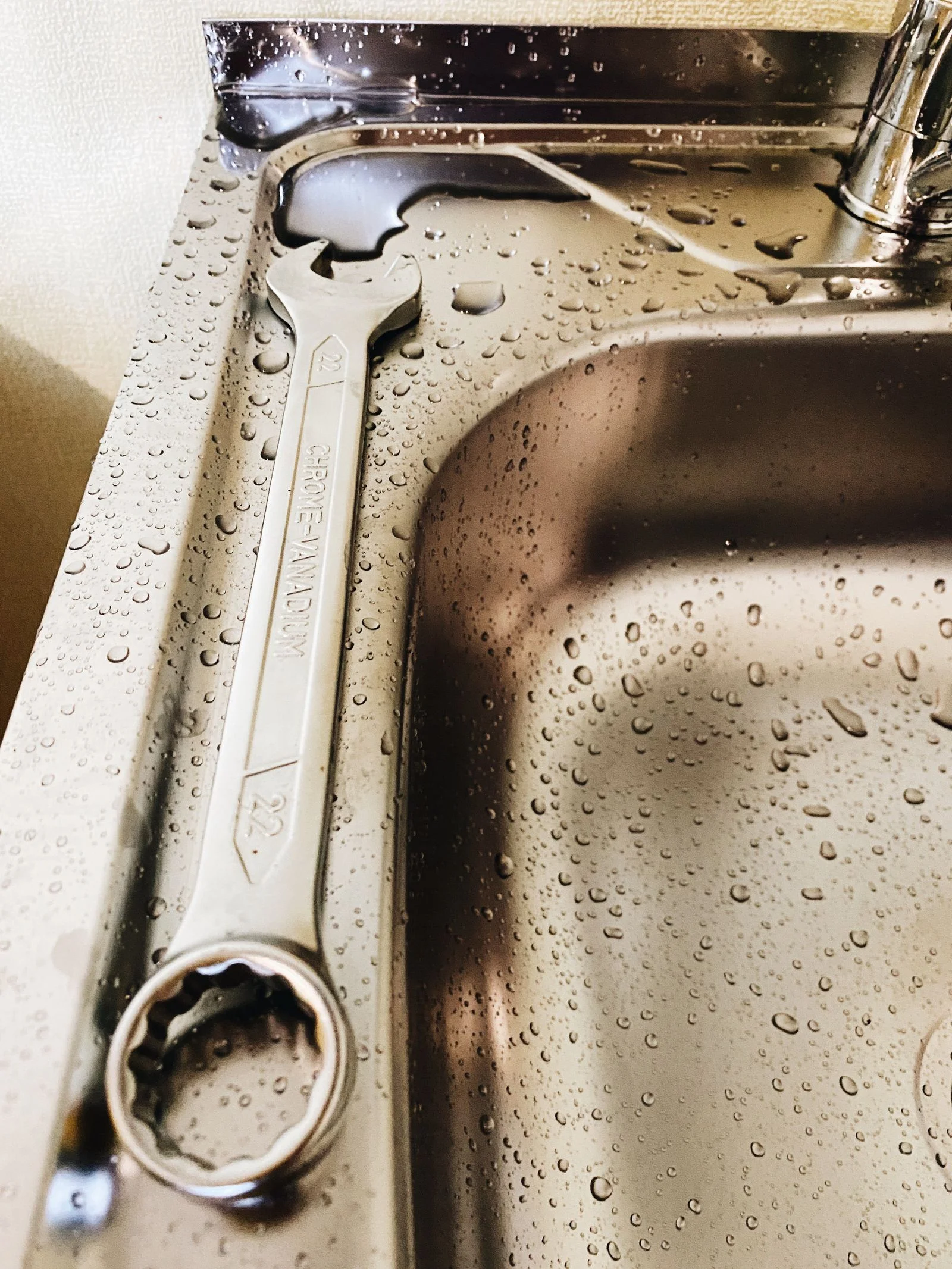 Évier de cuisine — zone prioritaire pour l'installation d'un capteur de fuite d'eau connecté