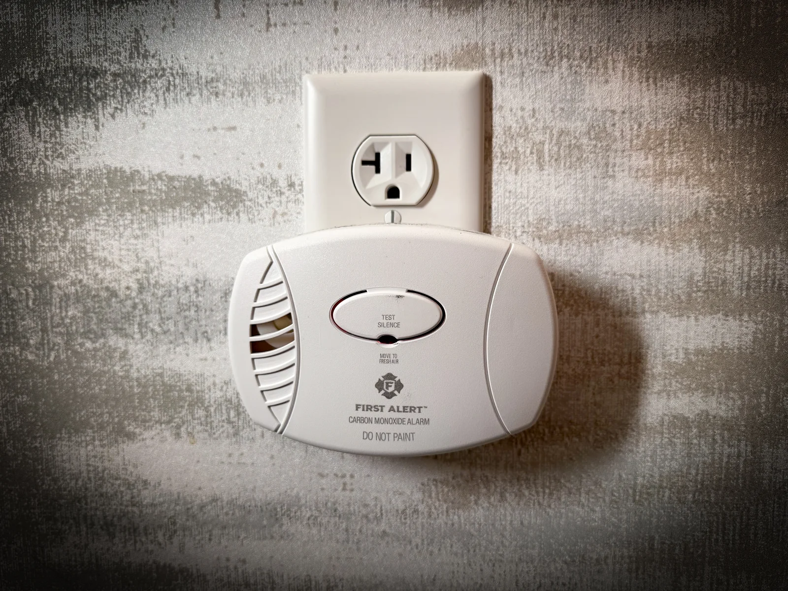 Détecteur de monoxyde de carbone First Alert fixé au mur d'un intérieur
