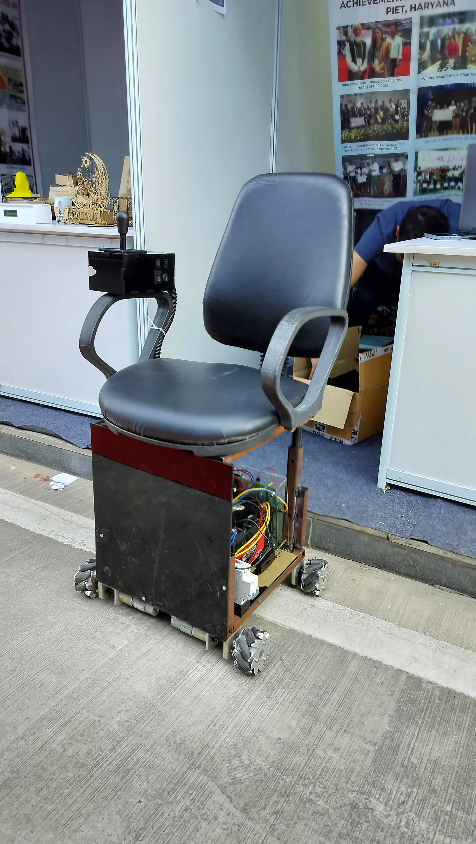 Fauteuil roulant électrique connecté équipé de capteurs pour piloter la domotique du domicile