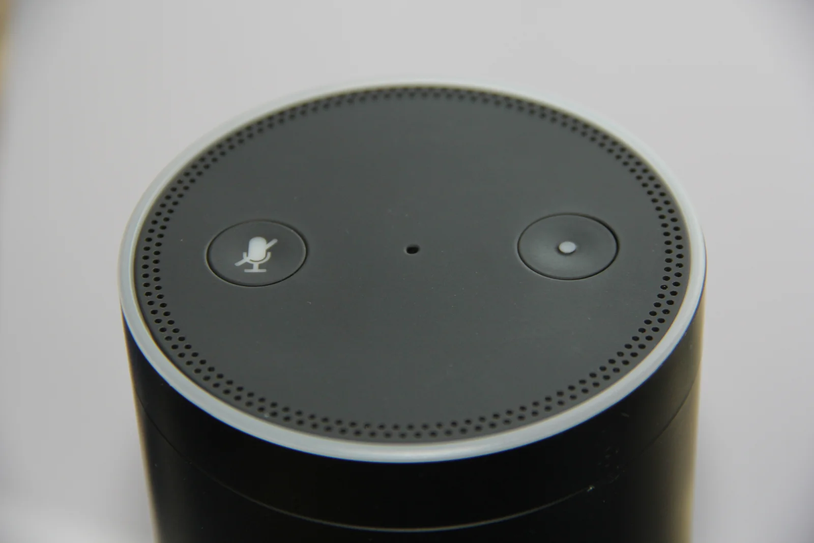 Enceinte connectée représentant un écosystème domotique propriétaire face à une solution open source Home Assistant