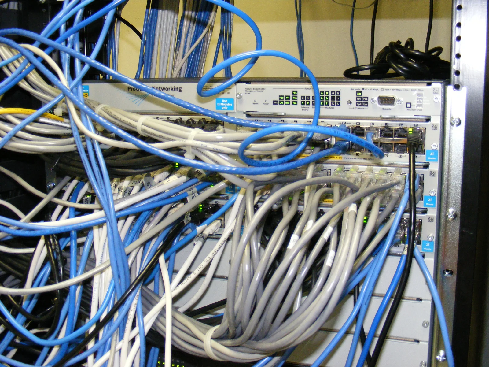 Infrastructure réseau locale illustrant le fonctionnement d'une box domotique open source Home Assistant sans dépendance au cloud