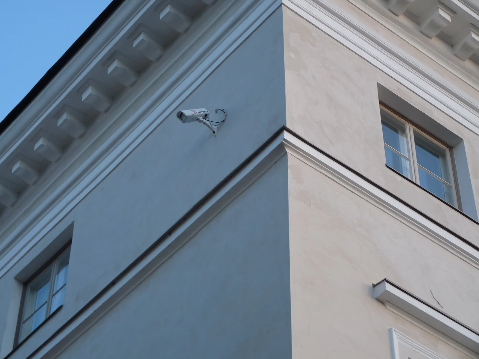 Caméra de surveillance extérieure fixée sur un mur de bâtiment
