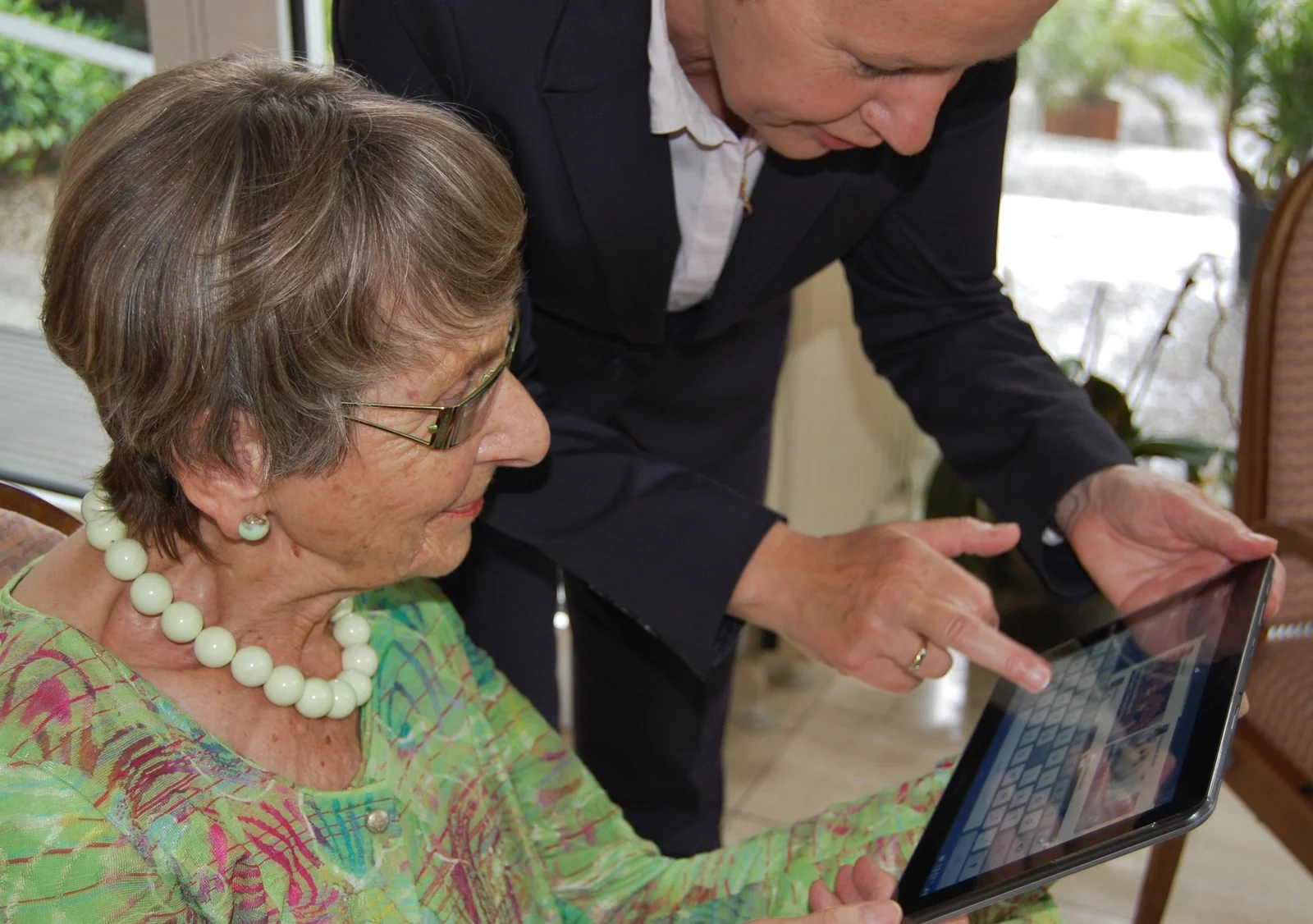 Première prise en main d'une tablette connectée par une personne âgée avec accompagnement
