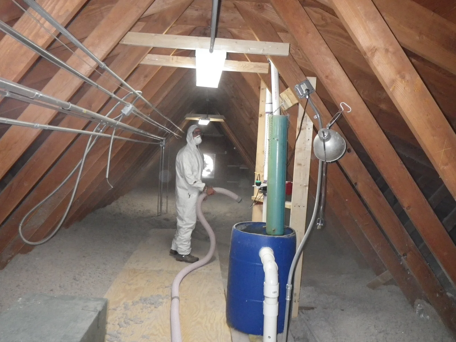 Combles d'une maison en cours d'isolation avec de la laine de cellulose