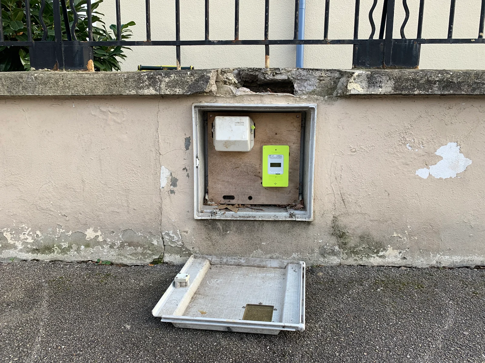 Boîtier Linky installé en façade, exemple de déploiement du compteur communicant en France