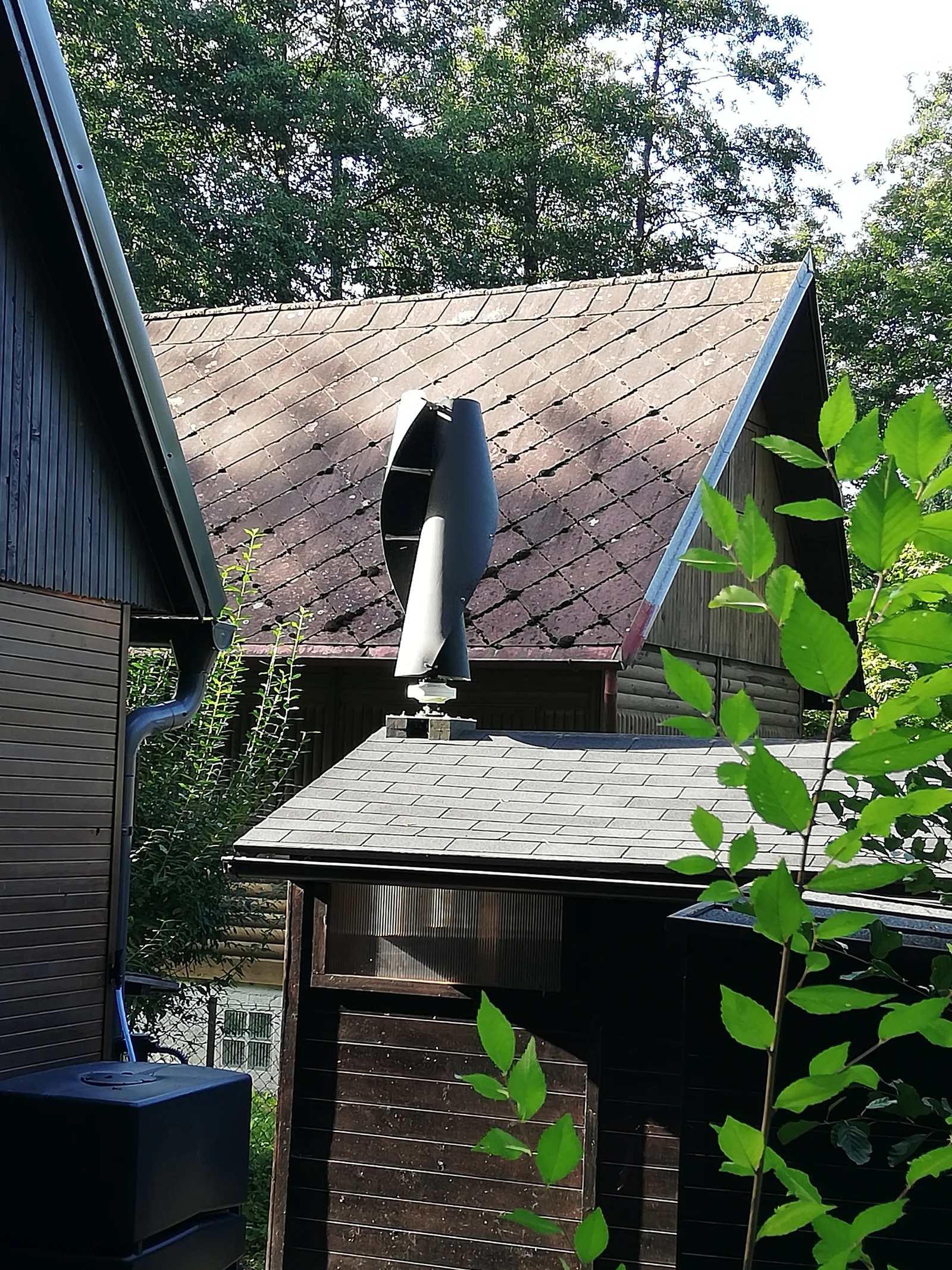 Éolienne domestique artisanale installée dans un jardin près de Horoměřice, République tchèque
