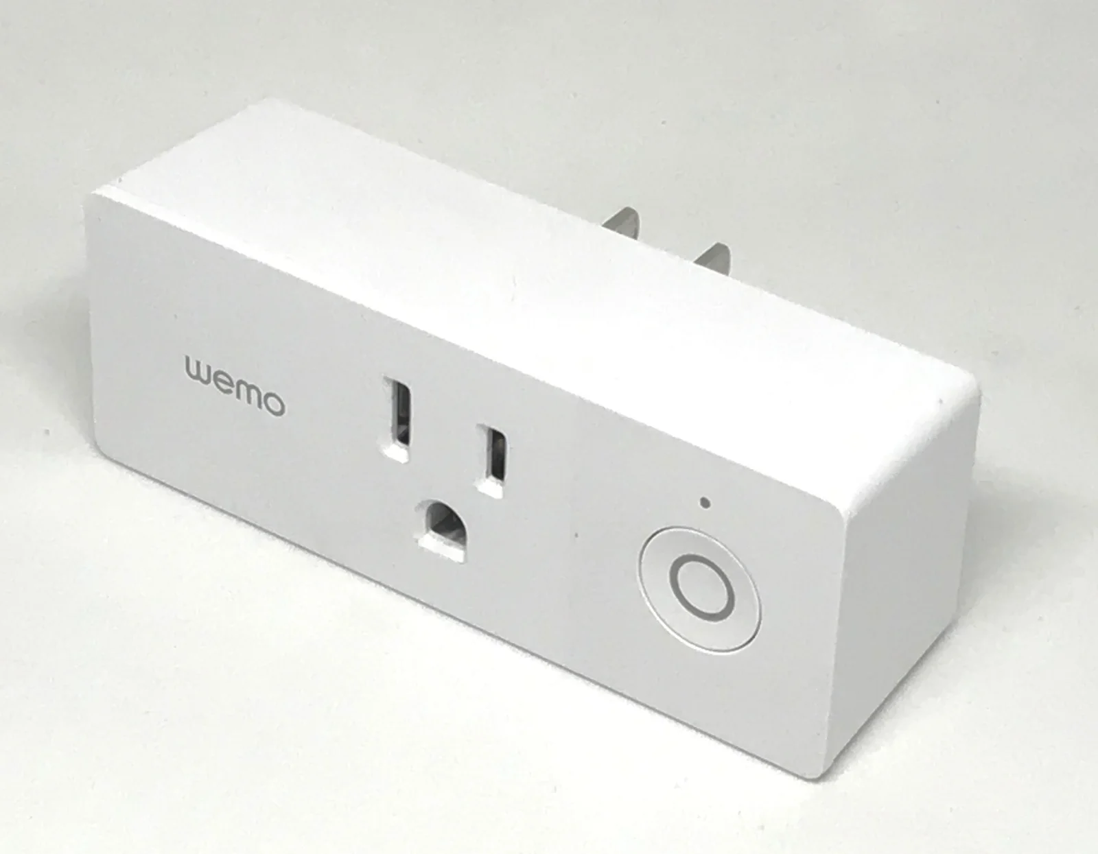 Prise connectée Wemo Mini branchée sur une multiprise domestique