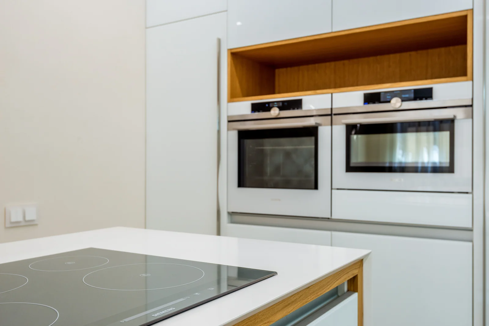 Cuisine claire et moderne avec four et plaque à induction connectés