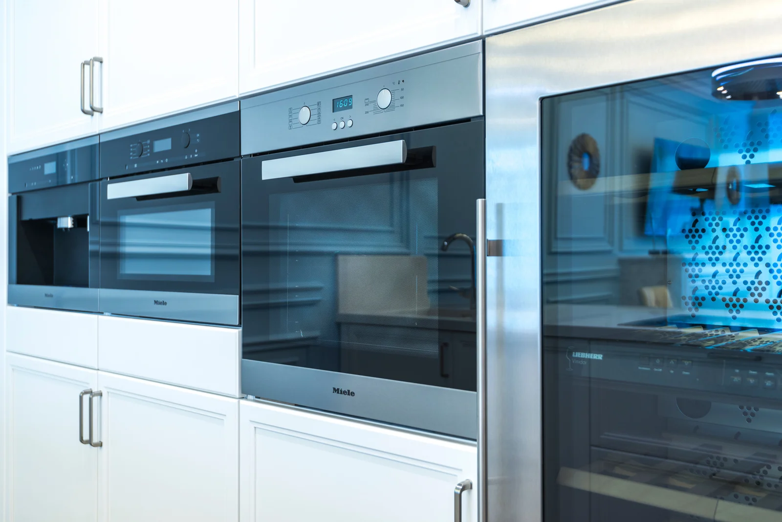 Cuisine contemporaine avec fours encastrables et appareils connectés intégrés