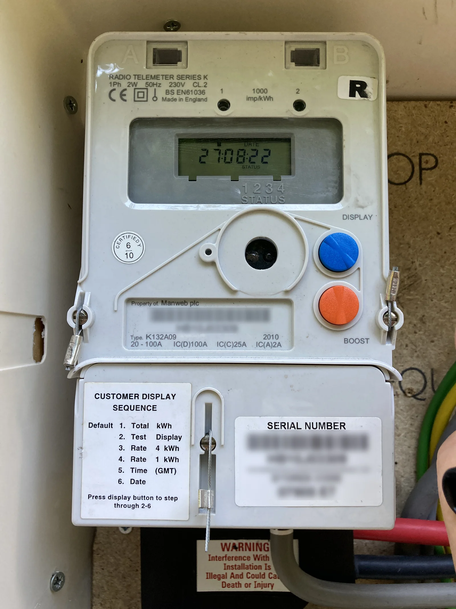 Compteur électrique numérique affichant la consommation en kilowattheures