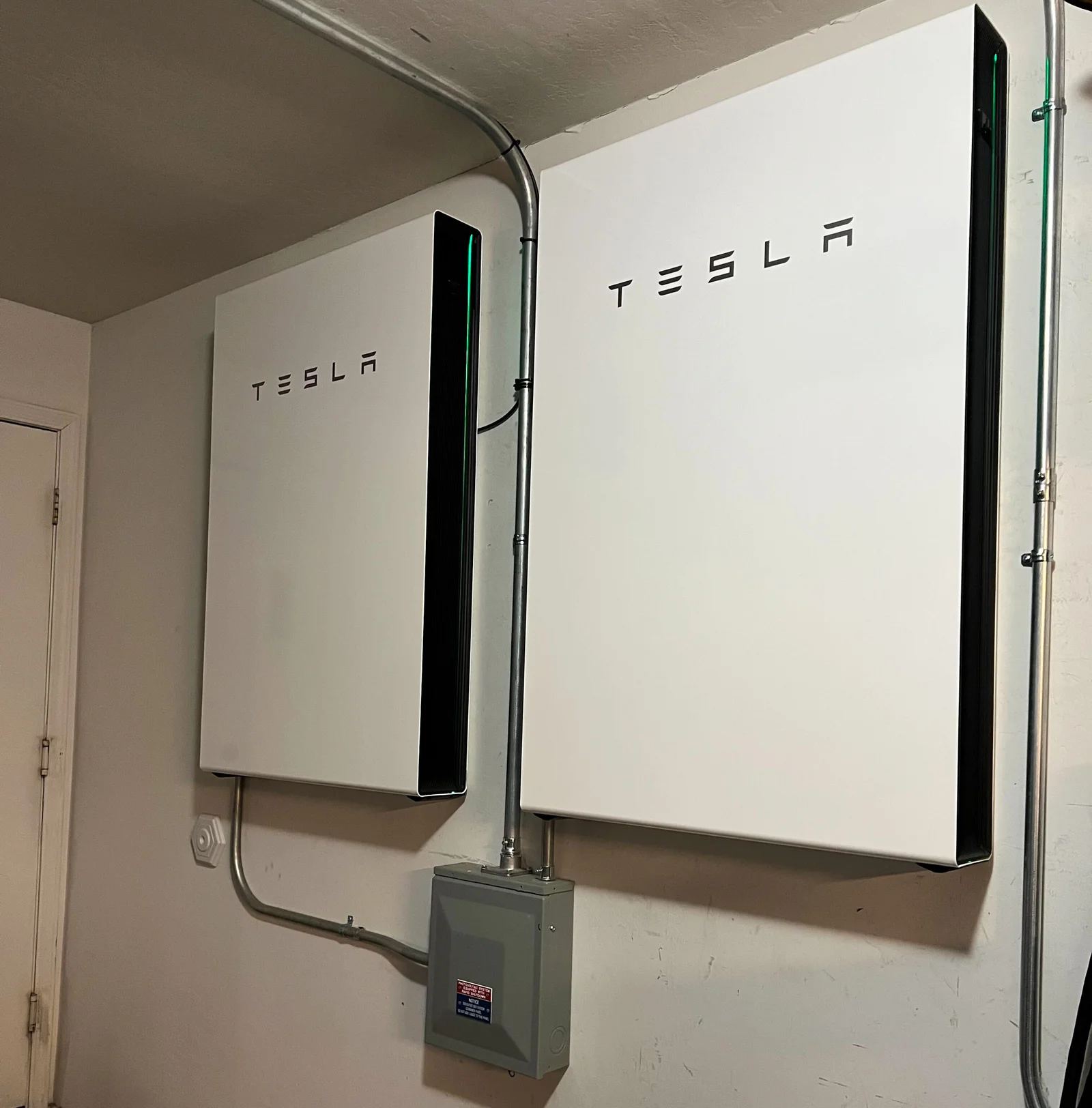 Deux batteries domestiques de stockage Tesla Powerwall installées dans une maison