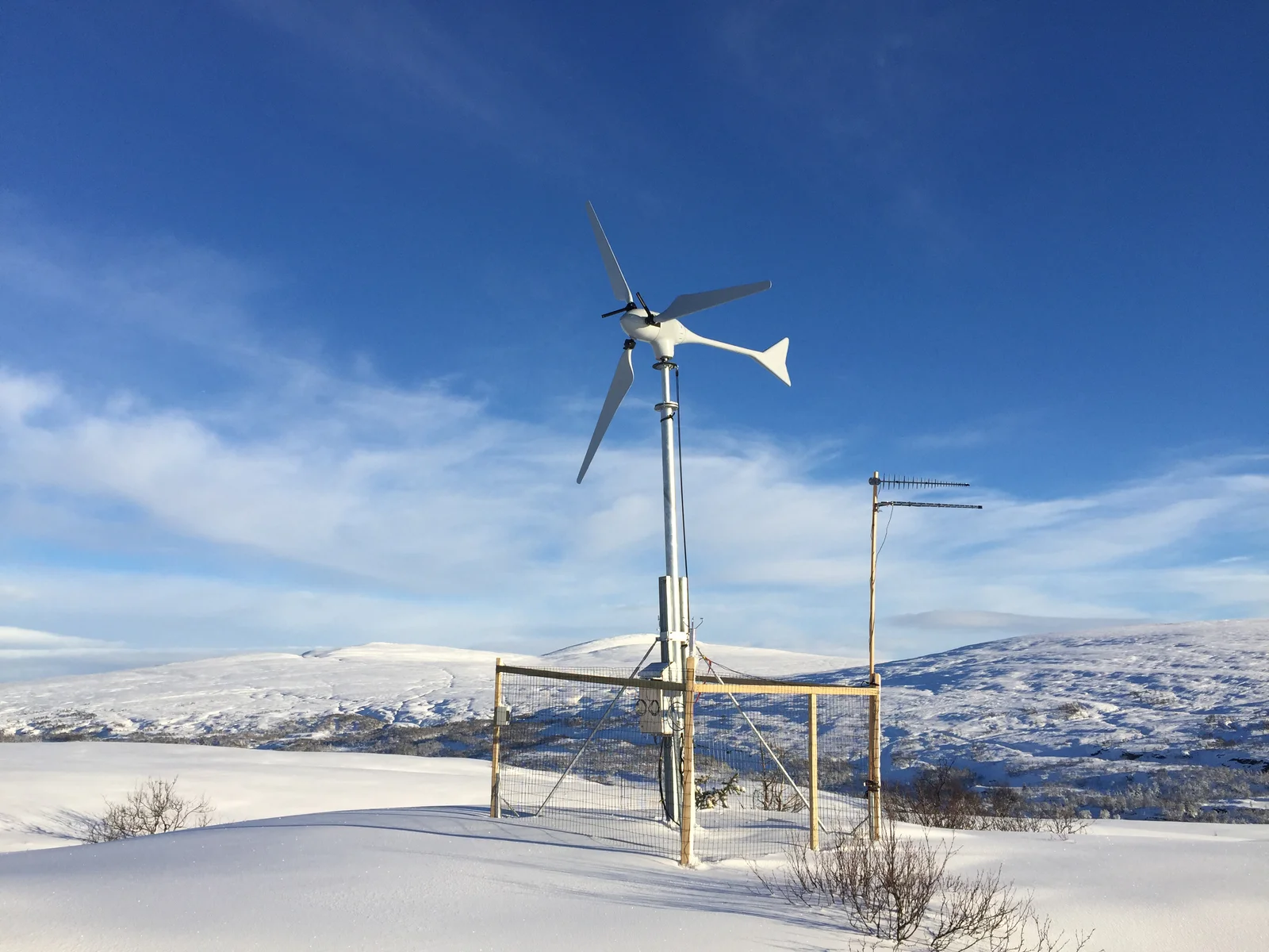 Petite éolienne domestique installée à proximité d'une habitation en Norvège