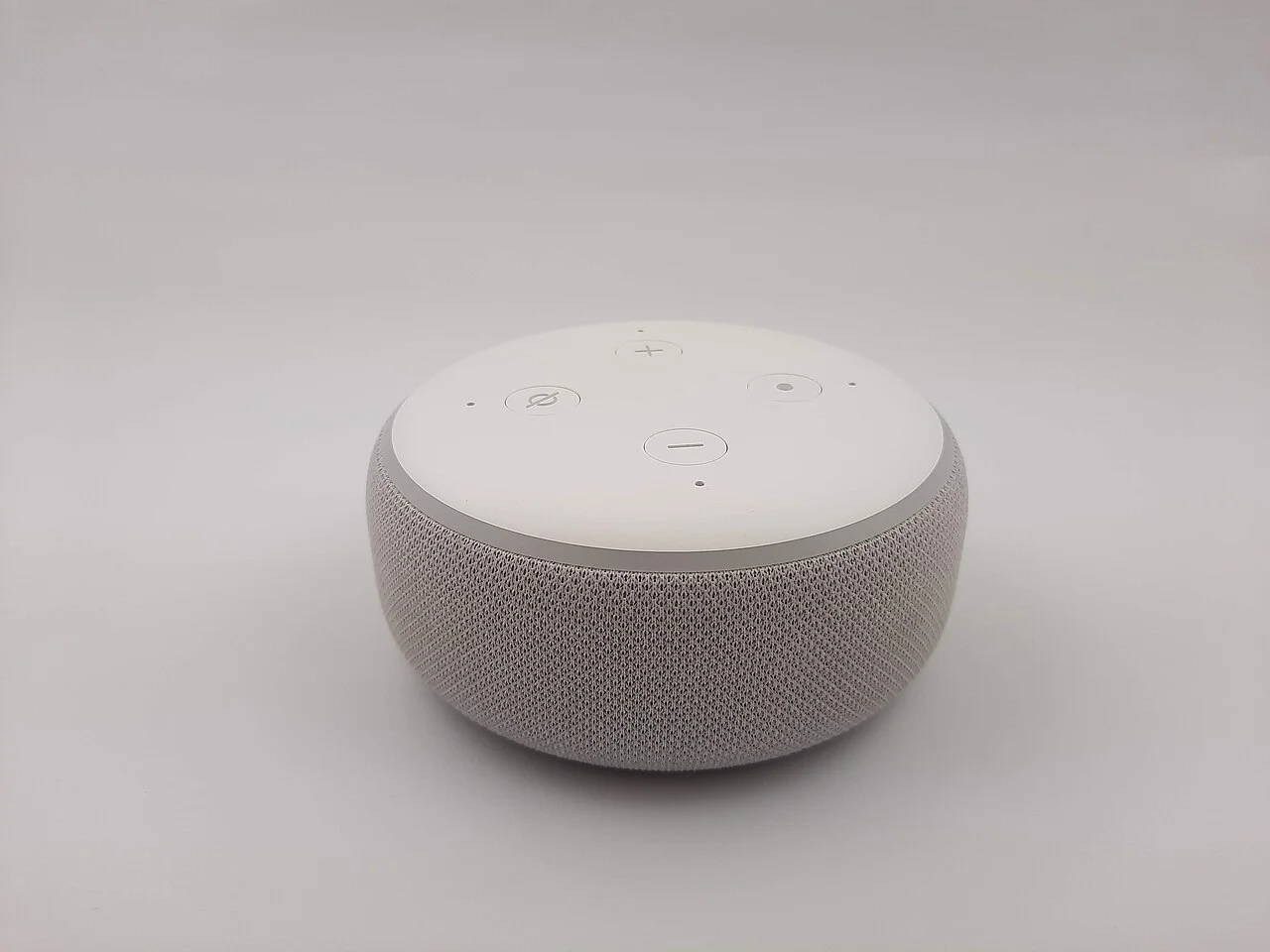 Enceinte connectée Amazon Echo Dot représentant un assistant vocal fonctionnant en partie dans le cloud