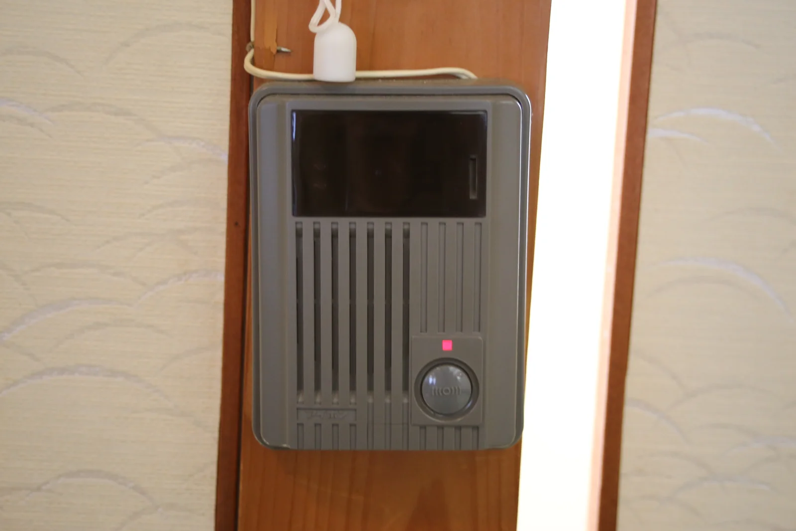 Interphone vidéo Aiphone moderne avec écran mural — visiophone connecté domotique