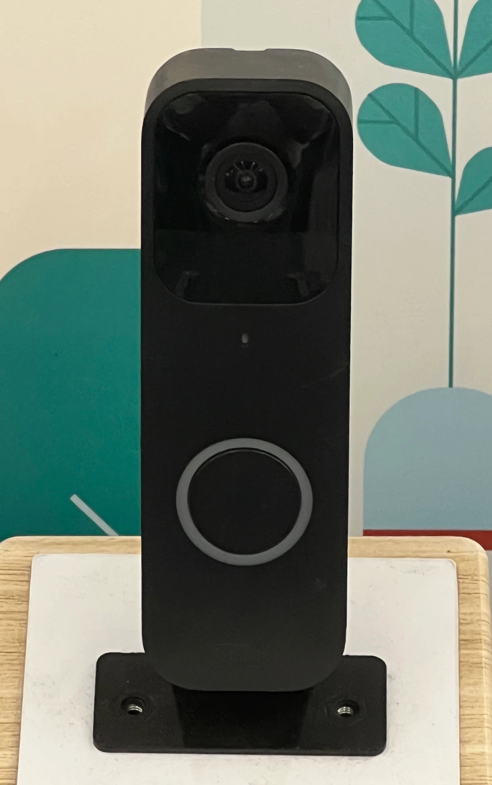 Caméra sonnette Blink sur batterie installée sans câblage sur une porte d'entrée